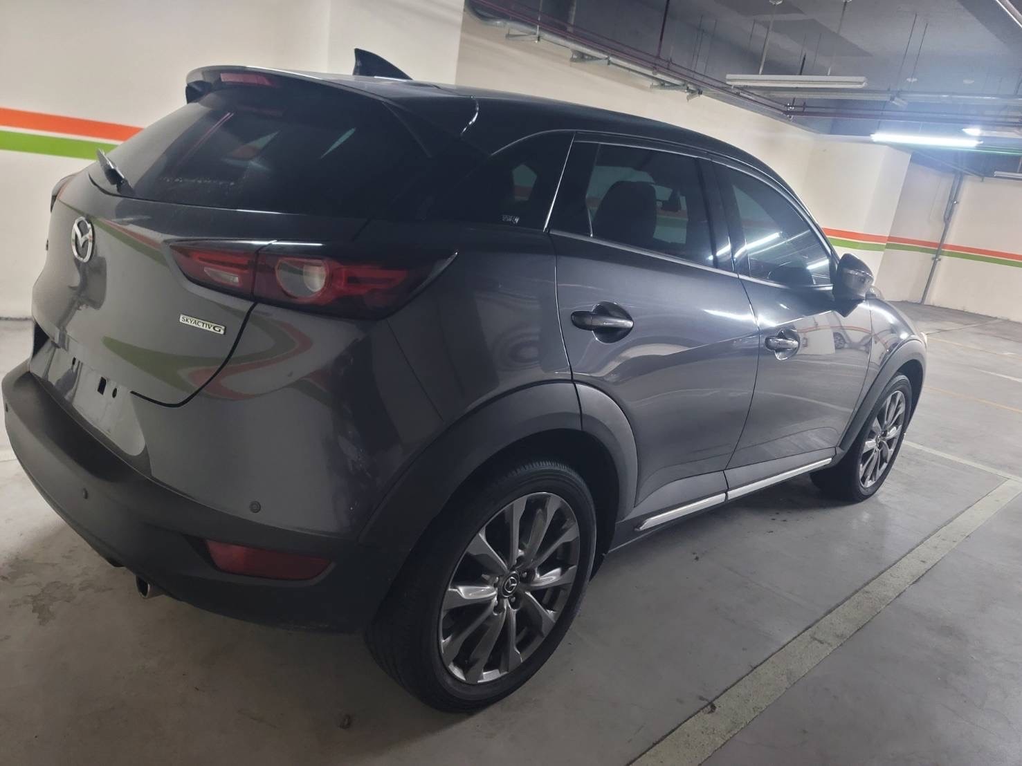 Mazda CX-3賣車估價重點：CX-3中古車行情估價大致上不難 。如果是早期 18-19年的就看是否為柴油 ，CX3柴油的價格比CX5還爛 ，因為沒像CX5提供終身保固 ，所以不太好賣  。這時候的CX3 汽油收購價一定比柴油高!大多數買cx3柴油的人都比較後悔~如果是2020年後的就沒有柴油、汽油的問題了 ! 再來是顏色盡量還是黑白色高價 ，但藍色和紅色雖然會低一些些但不會影響太多 。車況與里程數就跟其他品牌的二手車一樣，車況越佳、里程越短，收購價格自然更高。 車輛版本也要注意 ，差一個版本可能有3-5萬的價差，出去估車必須要注意有[抬頭顯示、ACC]的Vivid 收購價最高 ，如果沒有的話就是 SPT 或 S版 ，再用揚聲器去分辨即可 。