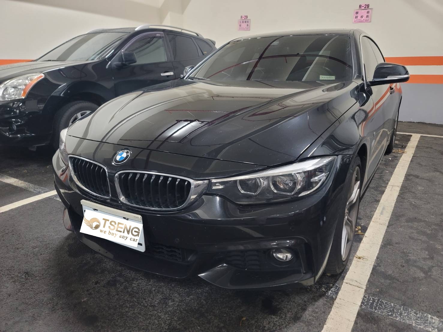 BMW 4系列中古車行情表： 車型：Coupe 、convertible(敞篷)、Gran Coupe (四門轎車 ) ，三種都有不同價格 。 馬力： 420i、430i、435i 、440 i ，這些數字越大馬力越大、新車售價會越高 ，但注意二手價格不見得較高 。 總代理和外匯：4系列有一些車可能是總代理的 ，例如初代 428i、 小改430i  。如果遇到外匯的話，基本上會收比總代理二手車 10-20萬都有可能 ，詳細原因寫在外匯車估價文章 。但基本上 420i 99%都會是總代理的車 ，因為國外沒有 420i ，除非一個可能就是車主從德國買 420i進口回來 ，但不太可能因為這樣弄起來沒授權又超級貴 。