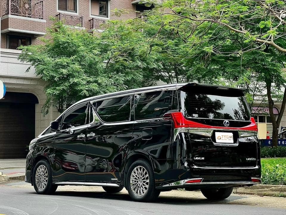 Lexus收購價和賣車提高的秘訣:前面有提到影響收購價的因素 ,接下來就是教你如何增加Lexus賣車的行情 。 選對熱門車款與版本: 選擇cc數較小的車款 ,如果是自用建議買汽油版 、買營業車建議挑選油電車 。冷門車款其實沒差 ,主要cc數近量低於 2.4 ,這樣轉手容易 價格也漂亮 。 選擇適合的車色: 黑色、白色是市場接受度最高的顏色,若選擇鈦色也可以 。但盡量不要什麼綠色 、紅色、藍色 ,這些都會增加銷售的難度 。 里程數不要太高: 雖然Lexus車款耐用度高,但仍建議里程數控制在合理範圍內,過高的里程可能影響買家意願及二手車商收購價格。 盡量維持原廠鈑件: 鈑件更換過的車輛會影響收購價,如果回原廠出險盡量能不要更換就不要換 。 賣車前清潔車輛: 待修可以不要修 ,但建議洗車再來約看車。外觀整潔度會影響車商的提高收車意願,建議在賣車前清潔內外車況,以提高收購價格。如果車太髒除了車商/買家會覺得你不照顧車 ,還可能漏看一些擦傷 。 不要被扣牌: 若車輛因超速或酒駕被扣牌,通常會影響中古車收購價。但Lexus品牌保值性高 ,所以相較其他車款你損失的還比較少 。 Hybrid車款建議過保前賣: 若是Hybrid車型,如Lexus UX250h、RX500h,未更換過大電池並且過保會影響收購價,建議在過保前半年或一年賣掉 。 如果是過保又沒換過 ,車商是一定會跟你扣一筆大電池的費用 ,務必記住不用先去更換後再找車商估價 ,這樣不會比較划算。