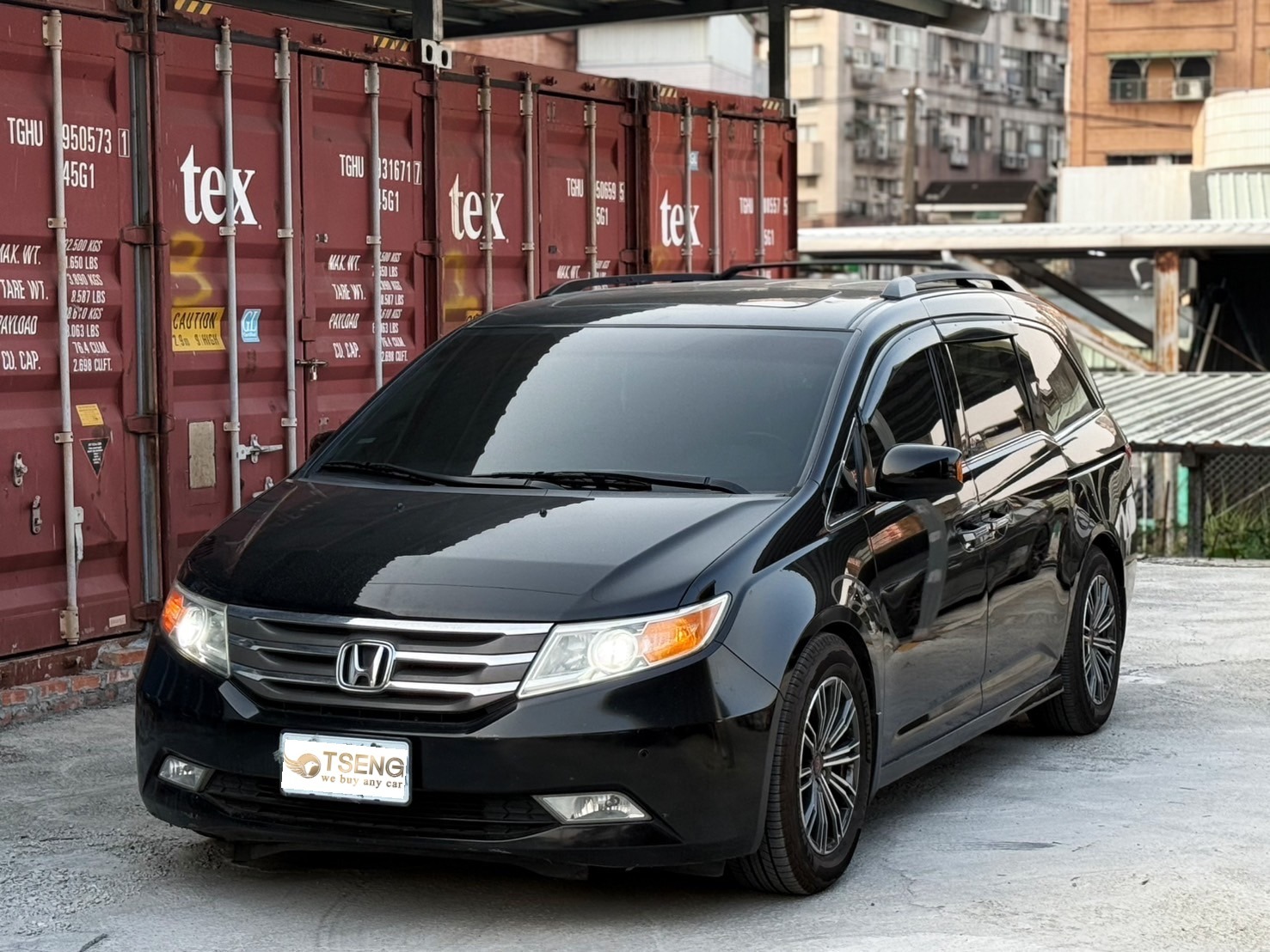 Honda收購價提高的秘訣 Honda收購價提高1-買對車款和版本 : 建議還是買 Fit 、CRV 、HRV 、Civic 這 4 款會比較好 ,最主要是真的好賣很多 。然後盡量買到s版 ,如果單純vti 會不好賣 。 Honda收購價提高2-選對顏色 : 黑白色一樣是Honda主要顏色 ,尤其白色會比較加分 。但要注意本田的特殊色沒有像Toyota 那麼難賣 ,例如灰色 CRV 也很常見 、藍色FIT看起來醜但也不難賣 。不過盡量還是白色為主 ,車商比較會出高價 。 Honda收購價提高3-里程不要太高 : 雖然Honda也是開不壞的車款 ,但里程太高一樣會有影響 。而且高里程的Honda並沒有Toyota好賣 ,畢竟少了營業車的客群來買 。 Honda收購價提高4-不要換過鈑件: Honda換過鈑件也會扣 3-5萬以上 ,如果大撞不可認證的車可能降了 10萬以上都說不定 。可參考事故車賣車指南 。 Honda收購價提高5-賣車前請先整理過 : 這個Honda車整理是指外觀的部份 ,而不是內部 。估車之前請稍微把車弄乾淨 ,車商估價也會比較想買高價 。不然車商很容易看走眼 ,到時候回來找你算帳 。 至於生鏽這部份 ,你能發現就盡量跟車商/買家講 ,大多數懂這車的人都會知道這問題 。如果你真的看不出來 ,就讓車商自己檢查吧 ! Honda收購價提高6-不要被扣牌 : THonda 有遇到超速扣牌 、酒駕扣牌 ,一定會低於行情的 。但因為足夠熱門 ,相較其他二線品牌還是收購價偏高的 。 Honda收購價提高7-大電池有換過: 雖然Honda油電車不多 ,但還是提一下如果你是像fit油電版 ,里程太高的狀況下我們都會問大電池有沒有換過 ,畢竟維修比較昂貴 。 Honda收購價提高8-不當營業車: 同Toyota ,營業改或者營業車的二手車行情會低 5折起跳 。因為操的比較兇加上監理站都能查到 ,原因都寫在營業車為什麼收比較低 。但就我的認知 ,營業車很少有 Honda的車款 ,相較Toyota 。 Honda收購價提高9-車不要停潮濕的地方: Honda一直提到的生鏽問題 ,Honda的車盡量不要放在潮濕的地方,如果你不相信我保證你會後悔 。尤其住海邊 、住林口這種潮濕地帶 ,都要務必小心