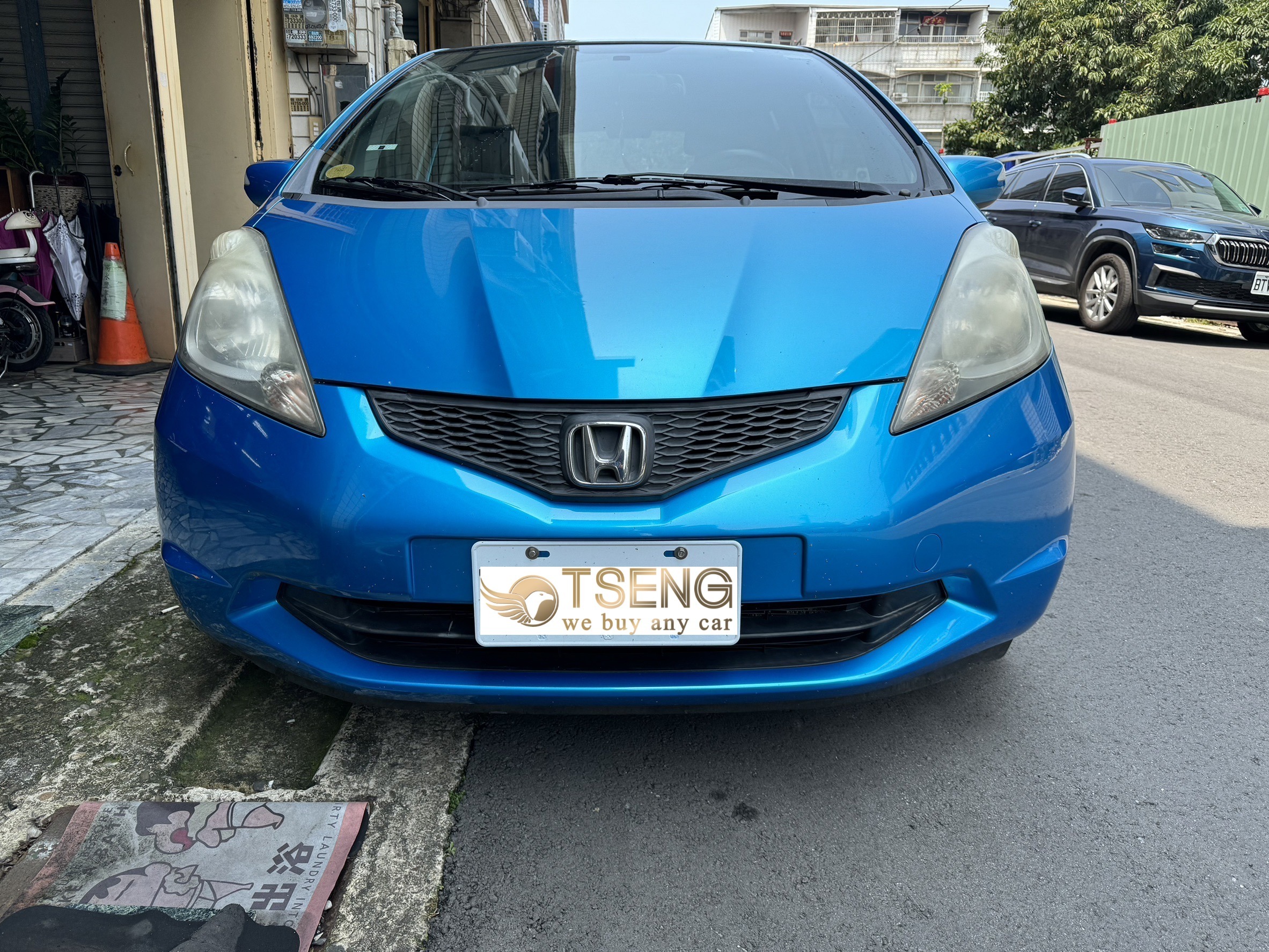 1. Honda車款:嚴格來說 ,Honda車款行情都蠻不錯 ,不會有那種冷到你不想去買的車 。不過休旅車會比較車來的熱門一些 。 熱門轎車 :Civic 、Fit 、Accord 、City 通常熱門轎車有分時期 ,早期Fit和 Civic比較熱門 、Accord比較還好一點,尤其 3.5 V6那款極度難賣 。到了這幾年其實最熱的車都還是 Fit ,直到最近 Civic hev出來才又開始熱門起來 。 Honda Fit之所以賣最好 ,因為toyota對手小鴨空間和動力都略輸 ,保值性和妥善率也很高 。然後小鴨很常吃到女生客群 ,但FIT可以男女通吃 。 然後Civic其實也保值和熱門 ,這個車好開好養 。但就是對手 Altis 實在太強 ,強到變國民神車 ,所以Civic能見度感覺就差很多 。至於City 、Accord 的話就真的很少碰到 ,尤其 City 真的沒收到幾台 。 熱門休旅車 :CRV 、HRV 本田其實最熱的就是休旅車 ,早期開始的CRV就是國產休旅車龍頭之一 ,能見度和RAV4 對比沒差很多 。後來出了 HRV 也是非常受歡迎 ,和Toyota CC對打不分軒輊 。 所以本田的休旅車 ,大多數都非常保值好賣 ,而且版本沒有RAV4 、CC 分的那麼細 。 其他Honda冷門車: Odyssey :類似 Alphard 的運兵車 ,早期是大馬力美規 ,後來其實完全幹不過Alphard ,所以能見度也偏低 。像我遇到 Odyssey 我就不太會去硬捏 ,但 Alphard 我就會追價 ,兩者好賣的程度天差地遠 。 Civic Type R :這款當初都是外匯車 ,算是稀有手排收藏款 ,所以不能用正常邏輯去收購 。 2.Honda新車版本: 其中Honda的版本很好辨認 ,大多數都是 Vti 、Vti-S、S為主 ,由左到右是低階到高階 。配備差異按照車款 、幾代都有些不同。可以肯定的是S版價格都是最高! 例如三代fit的S版比Vti-s多了ASA系統、Civic九代的S版多了六安 、CRV 5.5 代的S版多了天窗 3.Honda中古車車況 : 和Toyota一樣 ,絕大多數的本田二手車都很少待修 ,就算有也因為零件不貴所以影響較小 。但要注意Honda 的車有鏽蝕問題 ,早期一點的車如果沒換過鈑件也可能因為生鏽導致不可認證 。Honda二手車不可認證不代表有事故過 ,這點務必注意一下 。 所以Honda大多數的老車會比Toyota行情再低 ,原因就在鏽蝕問題 。 4.Honda保養工單: Honda原廠據點比Toyota略少一些 ,但一樣很好取得工單 ,如果你有詳細工單會賣比較高 。 5.Honda里程高低 雖然Honda高里程一樣也是好賣 ,但Toyota高里程會有計程車 、白牌司機想去買 ,畢竟大家觀念都是豐田為主 。會拿Honda做營業車的還是少數 ,所以本田的高里程車也是好賣但沒有toyota好賣 。 6.Honda賣車必須挑對車商 Honda賣車要挑對車商 ,因為前面提到鏽蝕問題容易被車商扣非常多錢 ,如果你隨便找一家賣 ,可能回去送認證又跟你亂扣。 除非你的 Honda 極新、里程極低不然大多數透過原廠或者二手車業務的價格不會太好 。進口車商通常收的比國產車來的低。有掛聯盟招牌的車商因為營運成本較高 ,收購價也不見得比較高 。 最好是找小曾車庫這樣專門收購二手車的車商 ,因為我們營運成本較低 ,自然而然收購價會比較高一些 ,尤其是針對年齡高的Honda 和不可認證的 Honda ,我們都能收購。而且我們前面就會先檢查生銹 ,不會回去送認證再回來跟你吵 。 7.Honda賣車方式 :自售或車商 Honda 車主自售雖然也好賣 ,除了跟Toyota一樣會遇到車商來扮演以外 。如果要做鑑定 ,剛剛提到的生鏽問題也可能是一大麻煩 。 一般買家可能會來靠北為什麼認證不過 、賣到車商也會來靠北跟你扣錢 ,所以本田車主賣車務必要注意 ,尤其你的本田有一定車齡的狀況下不要隨便自售 。 8.Honda中古車行情表價格: Honda中古車行情表會影響收購價 ,和Toyota類似 。因為是熱門品牌所以實際收購價誤差較低 。 比方說一般的二手車可能退 2-3年的價格收購 ,但Toyota 如果極新、低里程會很接近中古車行情表的價格 ,如果里程高一點可能退1-2年收購 。 例如這篇Honda Crv中古車行情表就有顯示大概的收購價格 ,詳細可以參考權威天書-中古車行情表 。