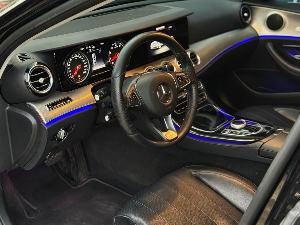 0.賓士影響行情基礎條件:Benz 收購價和車款有很大的關聯性,跟BMW收購概念差不多,基本概念先說明: 1.好賣程度:四缸車 > 六缸車AMG車款>六缸車> 柴油車 四缸車例如:C200、C300、E300、A180、GLC300 六缸車例如:C43、E43、E400、S450、GLE450 柴油車例如:E220d、GLC220d、R350 cdi 關於汽缸數補充兩件事情: 1.BMW行情最差的三缸車卻沒有出現在賓士裡,所以標準賓士是沒有三缸車的。但你硬要說的話其實也是有,子品牌 Smart車款就是三缸車採用M281引擎。 2.同樣六缸來說,你是AMG車款一定比較好賣。例如E400 、E43 ,我幹嘛不加一點錢買43?跑更快又更多人喜歡 。 2.好賣程度:新世代 (W205, W213、X253) > 舊世代 (W204, W212) W205、W213世代的大毛病較少又比較省油,因為舊世代凸輪軸齒輪很多問題,加上非常耗油所以價格不好。 3.保值程度:旅行車 > 雙門 Coupe >休旅車 > 四門轎車 賓士有個特點就是有保值性的車不代表好賣,這和BMW有點類似卻又有點不一樣 。 五門保值性一定最高 ,例如S205 C300 、CLA Shooting brake的二手價格都會比較好,但這些車通常沒那麼容易賣因為比較貴。 雙門 Coupe 像 C-Class Coupe、E-Class Coupe 因市場需求較少,不好賣但也算保值。 但GLC、C300這些熱門車款,相較之下折舊較高但卻超好賣 ! 是不是很奇怪?