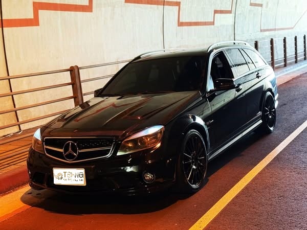 改裝賓士:大多數賓士改裝車行情是有原因的,因為大多數都是 8+9 在改車 ,只要有改車通常車況都很糟糕,不是改車讓車況變很糟糕,而是8+9本身就是比較不太照顧車居多。 外觀常件的就是改 63 包、台製鋁圈,動力常見的就是直上二階搭配平價品牌尾段。我看過這類的車的車主大概都有江湖味。但其實賓士不太算是正統改車人會喜歡的品牌,反而是比較不懂車的人會去改 ,這類人就屬8+9最多 。 所以專收改車的車商其實沒很喜歡賓士,加上有改過又容易炸缸 。如果是改裝賓士就要去找一般偏向不挑車的二手車商,但有改二階的話M274引擎車款價格都會很差 。 基本上我們這邊無論新舊賓士都可以收,老賓士我也有辦法跟老人應對,改裝的也沒問題因為我抖音客人很多。