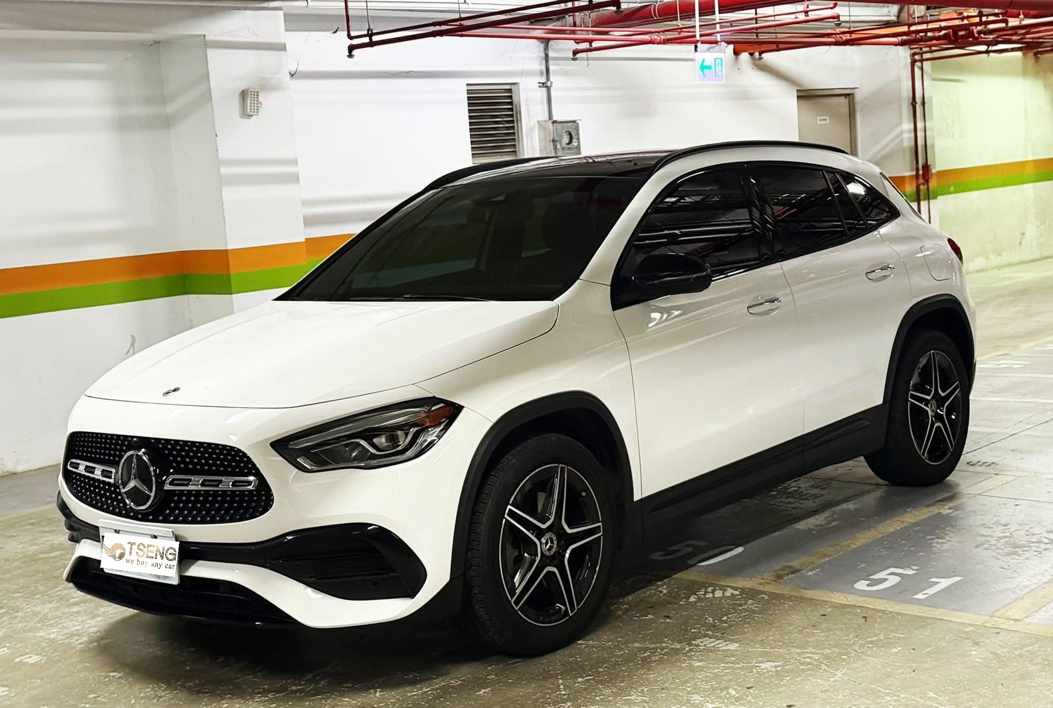 熱門休旅車：GLA、GLB、GLC、GLC Coupe、GLE GLC (X253)大概是最熱門的代表作，和C300(W205)一樣能吃的客群最多 。 GLA、GLB嫌空間小、嫌前輪驅動可能會改買GLC ，GLC Coupe覺得裡面引擎構造差不多會想要少花一點錢去買 GLC Suve ，GLE太大台會考慮買GLC 。 GLC Coupe保值性又更加強，但整體構造除了屁股 mark是顯影、標配四輪驅動以外，大多數和SUV 一樣 。 但值得注意的是賓士的休旅車普遍比轎車更好賣更保值，而且來買的人都頗有實力，條件也很好 。 GLA的話早期15年 X156賣的還算不錯，因為比A大台一點、比B好看一些。加上當時也有少數外匯GLA引進 ，但熱度還是輸C300 、CLA 。 現在新的一代X157 整個造型帥很多，但反而二手賣的沒之前好，因為新款外匯GLA變少加上GLB搶了不少市場 。 GLB是2020年才出的新款，特色是有7人座 ，因為這種大小的車有七人座非常吸引人。當時外匯車靠這台賺了不少錢~也把GLA的客戶都洗過來這邊。後來過一陣子大家發現 GLB 問題不少，而且那個七人座根本搞笑，後面只能坐小孩子 。所以熱了一陣子之後，就比較少人喜歡這台 。 GLE的話分為前期和後期 ，V166來講價格很糟糕 ，太大台、馬力又大、很吃油 。V167改款後因為整台車帥很多，甚至改成 2.0引擎 ，所以銷量有比以前好、也比較保值。如果要能看的七人座確實這一台算是很不錯。不過總體來說因為價格高、太大台，所以在都會區並不是賣的太好。