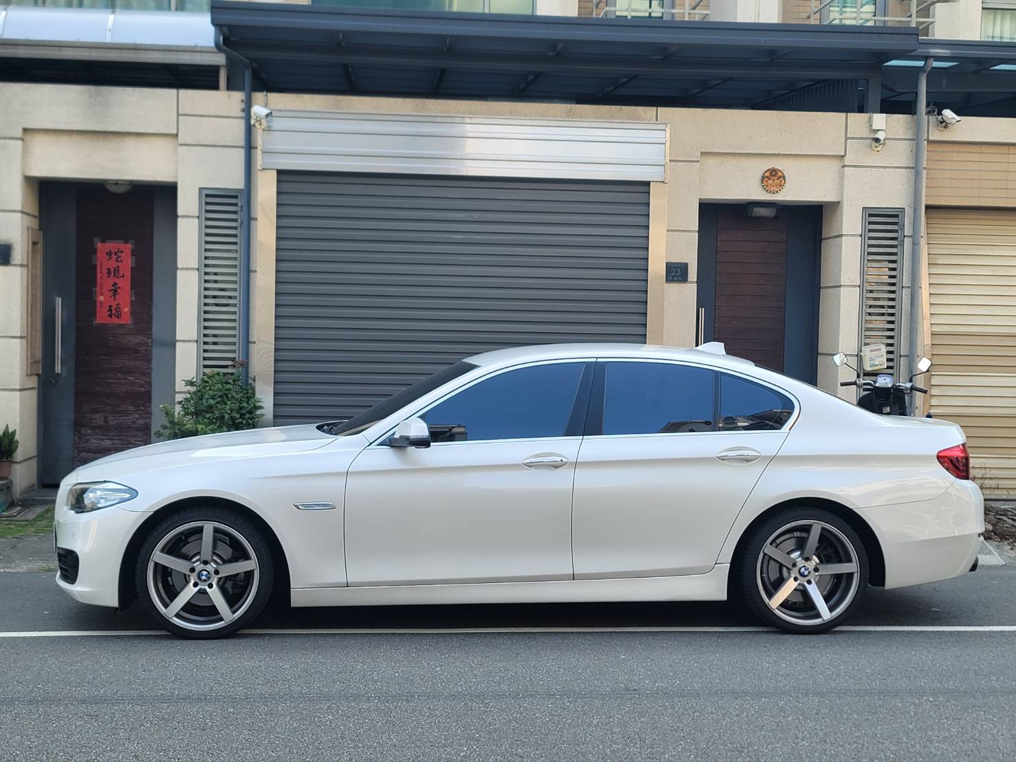BMW中古車收購價常見問題 (FAQ)一、如何才能得到最佳的BMW中古車收購價? 最主要是買對車款很重要 ,盡量是3系列以上的汽油轎車 ,然後選到 M板和跟車 5AT 、5AU 。 接著找對保養廠以及使用良好機油 ,最後就是找到適合的車商 !好好照護的話並按照前面提的11個方式應該價格都還可以 。 二、如何估算BMW中古車收購價? 可以使用某些二手車線上估價網站先初步看一下或者參考BMW中古車行情表,不過因為柴油和外匯都會退行情很多 ,所以建議還是找二手車商詳細幫你線上評估會比較準 。 三、BMW認證中古車收購價有比較高嗎? 和其他品牌一樣 ,很新跑少的車會收比較高 。 大概現在F30 F10 原廠都不怎麼收或者外包給二手車商賺一手 。太爛、太舊、有電系問題的大概他們都不收吧 ~ 四、BMW原廠認證中古車好嗎? BMW原廠認證中古車是來自德國原廠的BPS檢測系統 ,如果台灣代理商有照單全收的話檢查算是蠻嚴格 ,應該把關車況會比其他國產品牌好 。 五、BMW二手車商和原廠估價要錢嗎? 如果請BMW原廠幫你到府估車或者你開去原廠給他們估價,以上都是不用錢的。但建議你是真的要賣再約人家過去你那邊 ,不要沒事讓別人白跑 。 六、買bmw二手車注意什麼 ? 注意的都會在內部車況居多 ,如果沒挑好可能修個沒完沒了 ,建議還是找有完整保養工的車商或個人賣家會比較安全 。 七、BMW原廠和二手車商估價多久? 通常BMW原廠到府估車和中古車商應該沒太多差異,大概1小時內可以完成評估車況、付款、簽約。詳細可參考中古車商收購流程。 八、中古bmw好養嗎? 我覺得BMW 普遍沒很好養 ,G世代的有好養一些 ,但機油的罐數 BMW比賓士還少 。 九、BMW什麼車最好養?bmw二手車推薦哪台? 從收購的立場來看!基本上BMW 柴油車 、3缸車都比較多故障 ,雖然 1-2系列機油比較少但問題很多 。 私心建議考慮保值性和好養程度 ,B48 引擎的 3系列、4系列應該是最剛好的 。至於六缸車因為多一個汽缸當然養護成本、機油罐數 、火星塞都會比較多 。