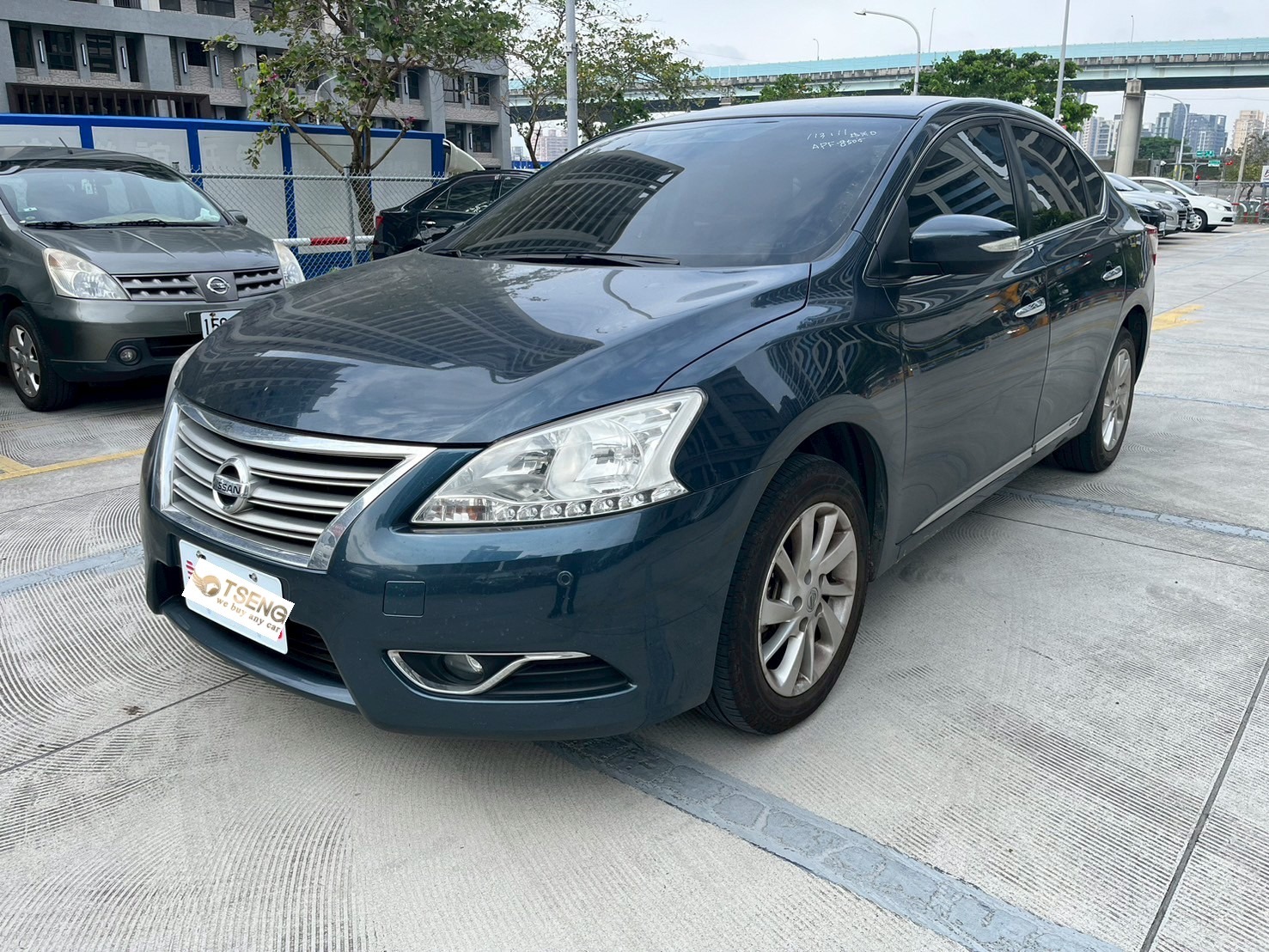 2. 二手車況(事故車與保養狀態)車況有很多因素,最直接影響最多的就是有沒有換過鈑件、有沒有切過。如果有發生會按照你的嚴重程度有不同折價,加上能收的二手車商不多。 影響價格較低的就是你的漆面、內裝有沒有破損,這些都會影響車商的整理費。 至於引擎內部的車況,就要看車種去評估 。如果你沒什麼毛病的車款例如Toyota Altis 、Honda Civic,通常你有沒有保養影響比較少。說實在的你沒修過,車商也不會跟你扣錢。 但如果是Ford Focus三代,幾乎每一台都爆變速箱,你賣車商時沒有修過變速箱那可能就有被扣3萬以上。因為我收回來,變速箱很可能在我手上就掛掉了 。同樣 BMW F30 320i也是一樣道理,N20引擎沒換過鍊條 、車商會先扣5萬起跳 ,因為到車商手上出事情就可能扣錢。 所以二手車車況是最難用數據和邏輯衡量,太多車種有不同的應對狀況。