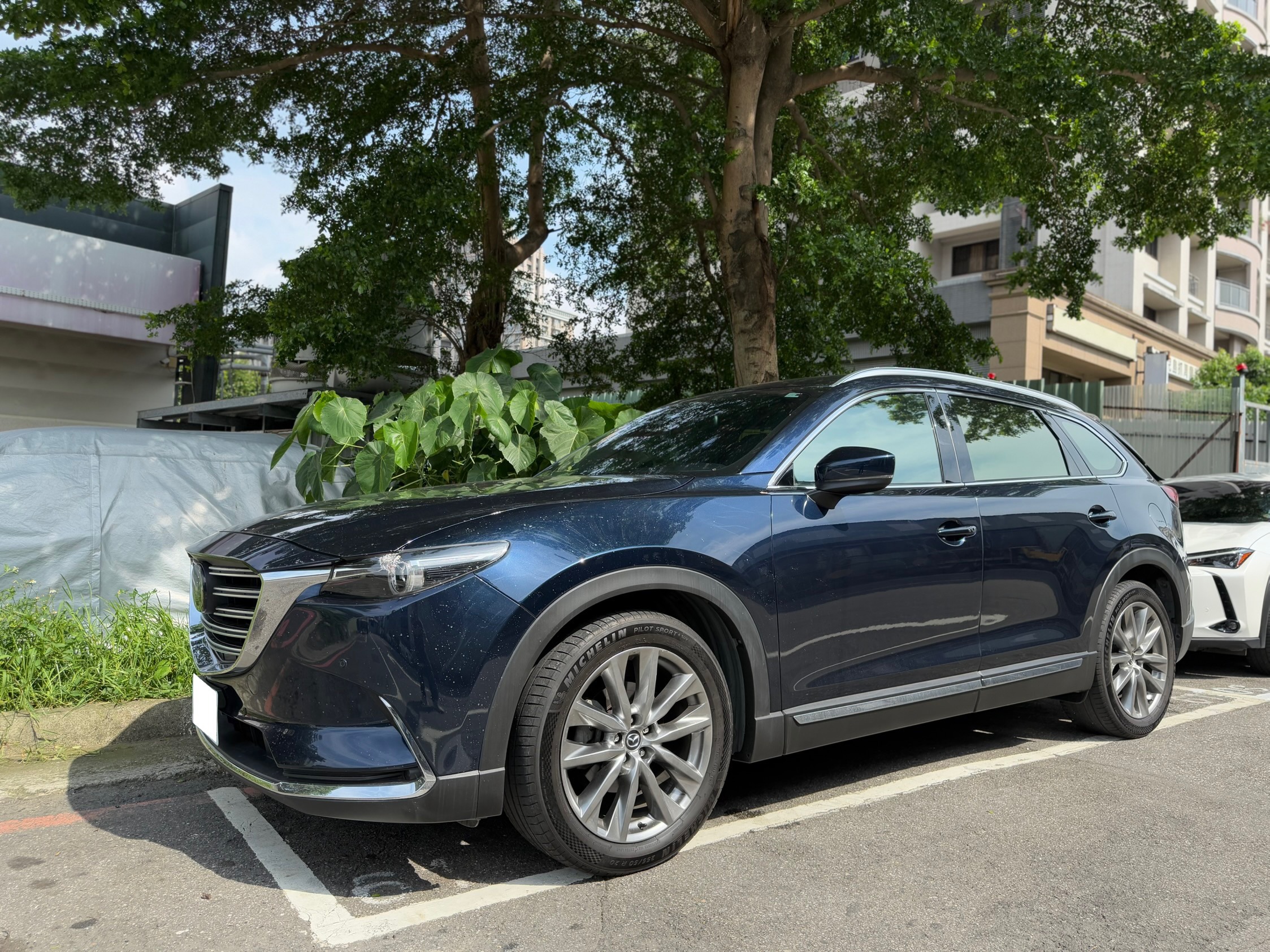Mazda CX-9中古車收購紀錄： 徐先生有一台 風格旗艦版、4WD的CX9 ，年份是2017、里程13萬多 。 因為想要快速處理愛車，所以透過網路找到我們，我們線上估價後他覺得滿意就預約到府估車。 後來仔細看我們評估後葉子鈑、兩個車門有換過，按照傷的深度應該不能過認證，所以現場有和徐先生討論價格 。 因為二手車一旦不能過認證就很難賣，消費者也會想要拿認證書，收的價格也必須比較低一些。 最後徐先生認為我們的價格還是比較合理，所以把車賣給我們 ，並且在當天就收到款項。 感謝徐先生的信任，快速完成了這台 cx-9交易 。