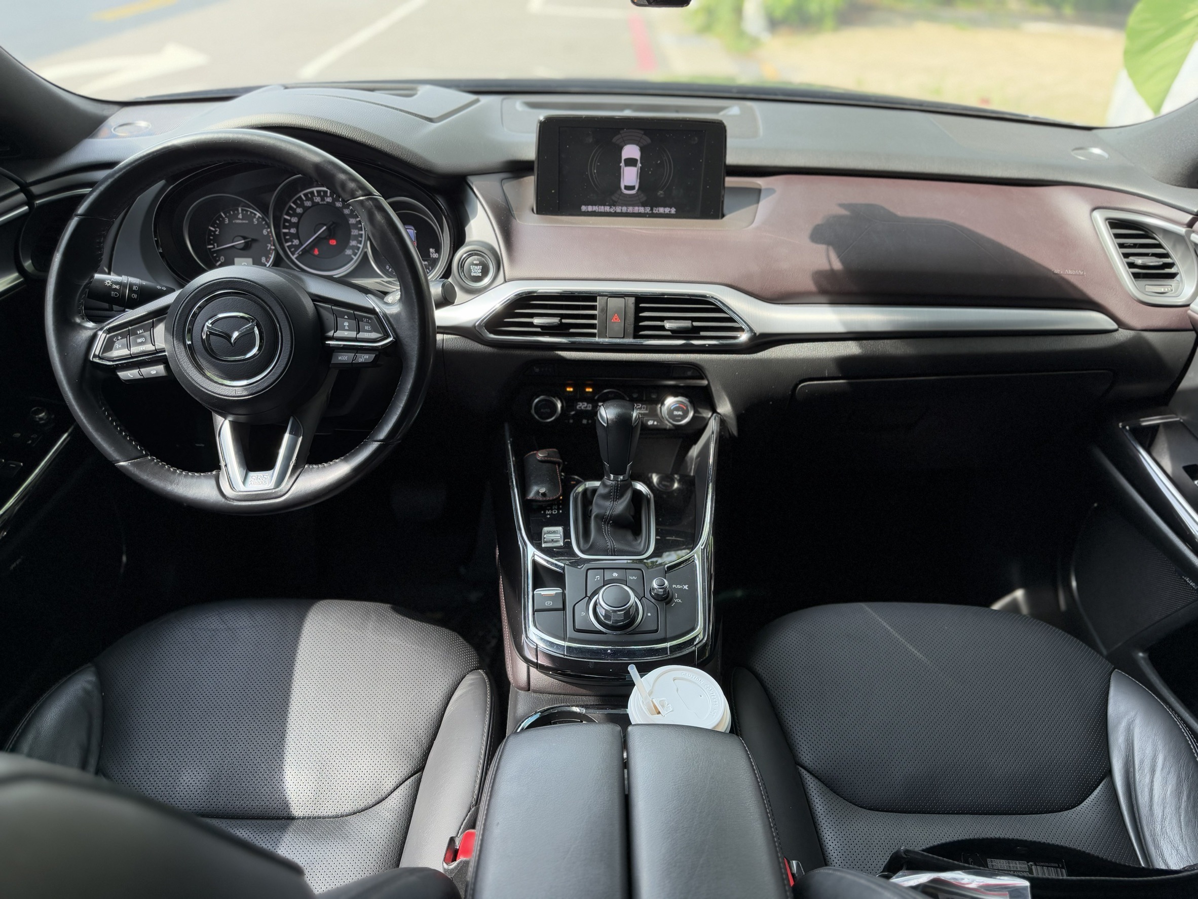 Mazda CX-9中古車收購紀錄： 徐先生有一台 風格旗艦版、4WD的CX9 ，年份是2017、里程13萬多 。 因為想要快速處理愛車，所以透過網路找到我們，我們線上估價後他覺得滿意就預約到府估車。 後來仔細看我們評估後葉子鈑、兩個車門有換過，按照傷的深度應該不能過認證，所以現場有和徐先生討論價格 。 因為二手車一旦不能過認證就很難賣，消費者也會想要拿認證書，收的價格也必須比較低一些。 最後徐先生認為我們的價格還是比較合理，所以把車賣給我們 ，並且在當天就收到款項。 感謝徐先生的信任，快速完成了這台 cx-9交易 。