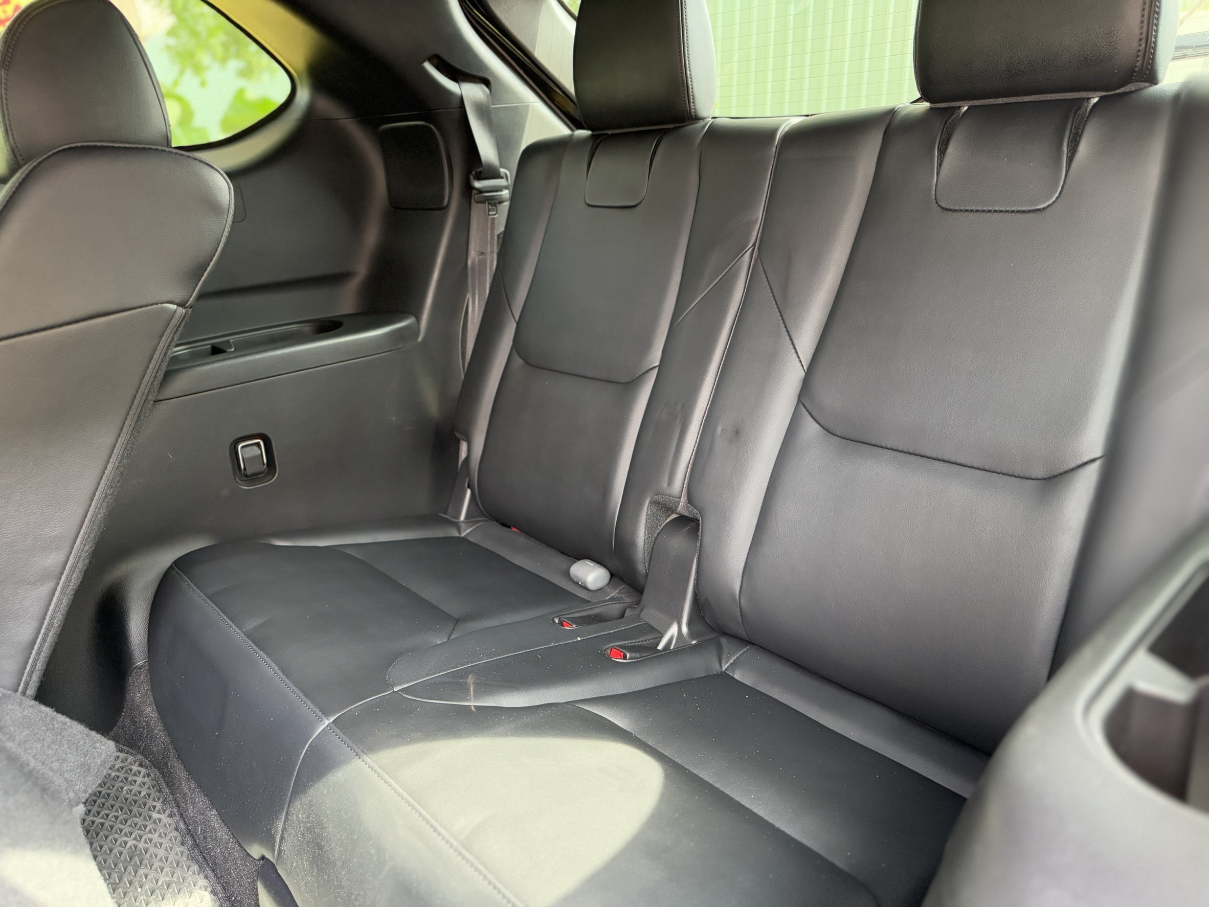 Mazda CX-9中古車收購紀錄： 徐先生有一台 風格旗艦版、4WD的CX9 ，年份是2017、里程13萬多 。 因為想要快速處理愛車，所以透過網路找到我們，我們線上估價後他覺得滿意就預約到府估車。 後來仔細看我們評估後葉子鈑、兩個車門有換過，按照傷的深度應該不能過認證，所以現場有和徐先生討論價格 。 因為二手車一旦不能過認證就很難賣，消費者也會想要拿認證書，收的價格也必須比較低一些。 最後徐先生認為我們的價格還是比較合理，所以把車賣給我們 ，並且在當天就收到款項。 感謝徐先生的信任，快速完成了這台 cx-9交易 。