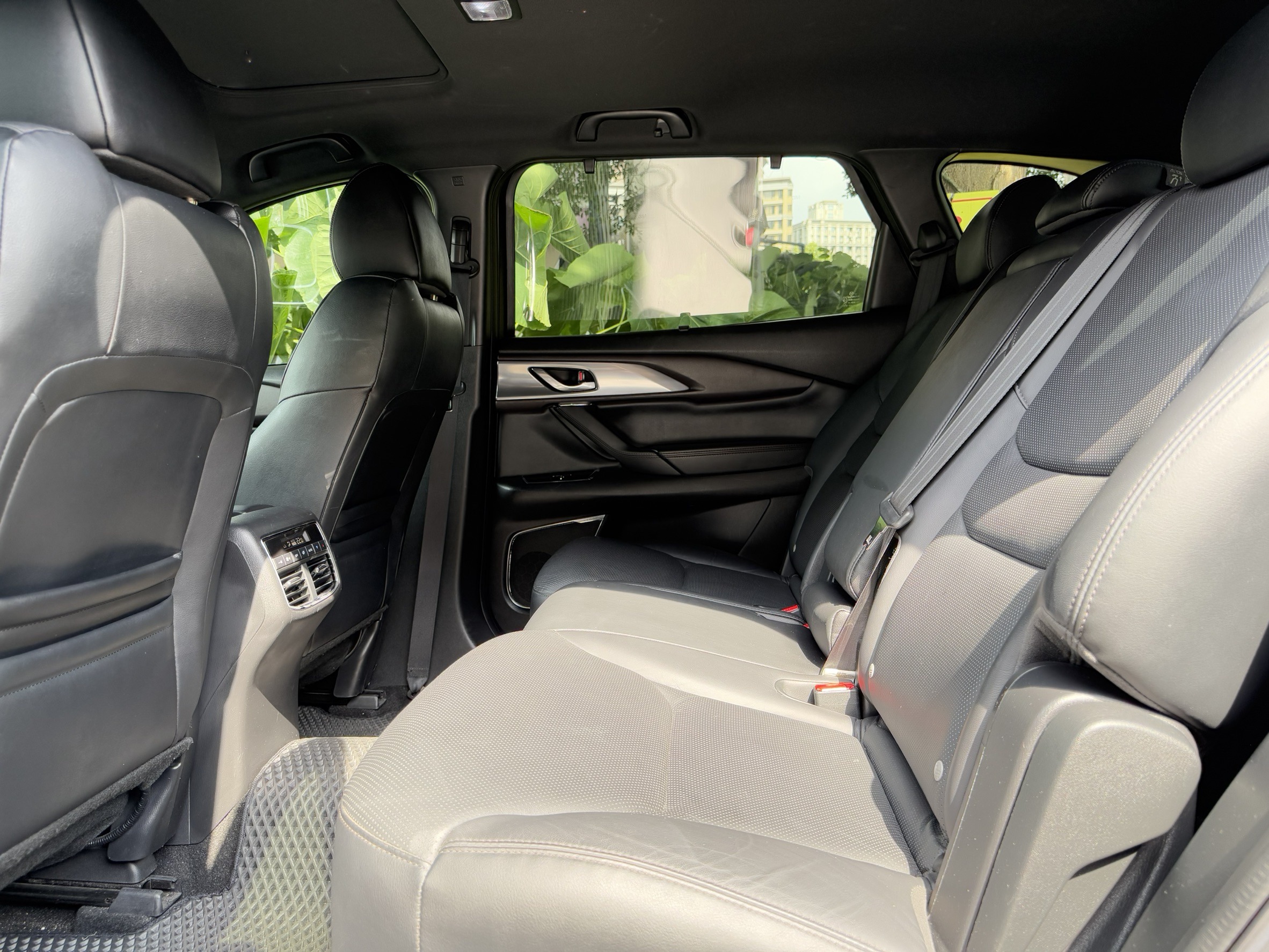 Mazda CX-9中古車收購紀錄： 徐先生有一台 風格旗艦版、4WD的CX9 ，年份是2017、里程13萬多 。 因為想要快速處理愛車，所以透過網路找到我們，我們線上估價後他覺得滿意就預約到府估車。 後來仔細看我們評估後葉子鈑、兩個車門有換過，按照傷的深度應該不能過認證，所以現場有和徐先生討論價格 。 因為二手車一旦不能過認證就很難賣，消費者也會想要拿認證書，收的價格也必須比較低一些。 最後徐先生認為我們的價格還是比較合理，所以把車賣給我們 ，並且在當天就收到款項。 感謝徐先生的信任，快速完成了這台 cx-9交易 。