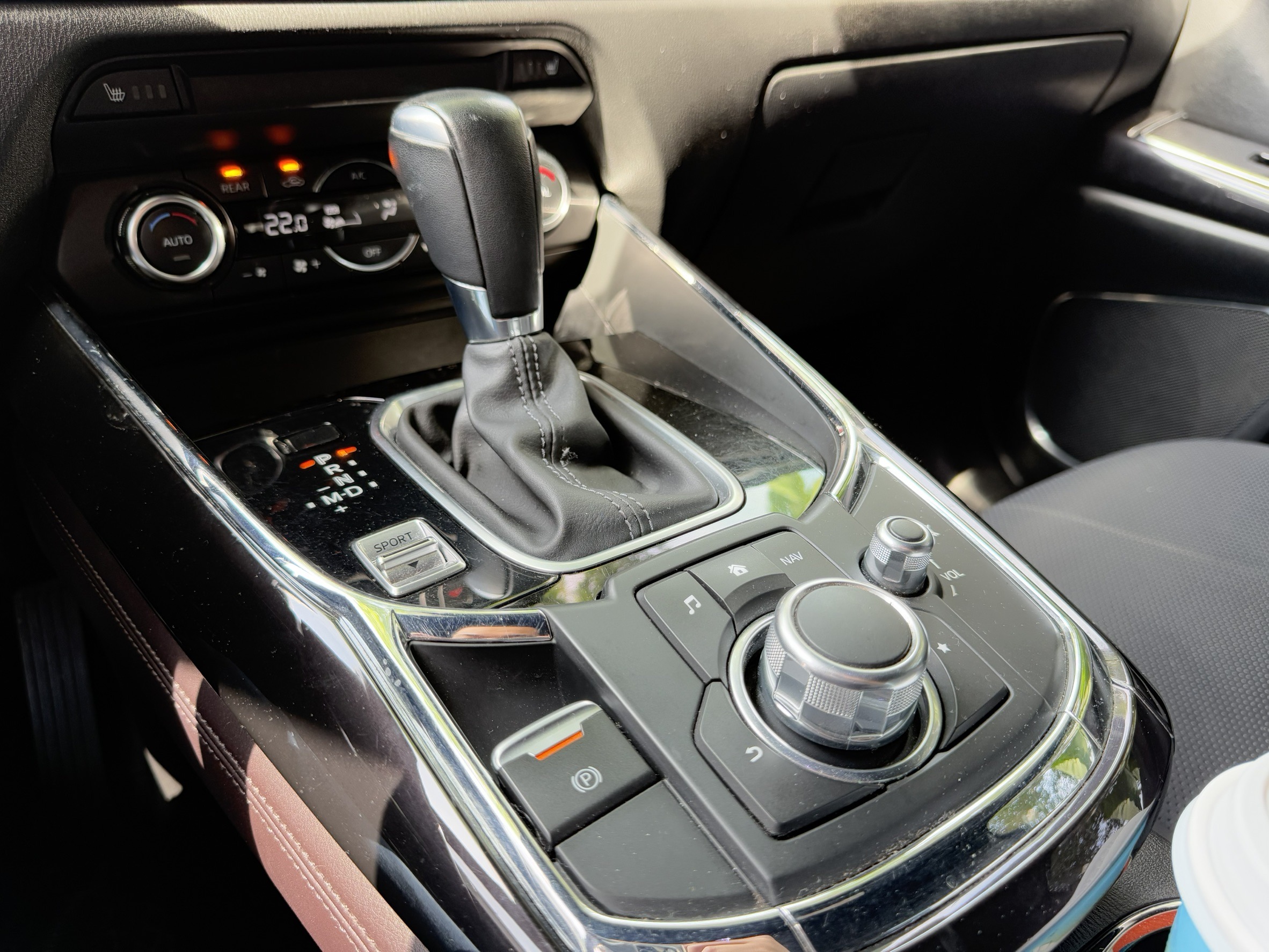 Mazda CX-9中古車收購紀錄： 徐先生有一台 風格旗艦版、4WD的CX9 ，年份是2017、里程13萬多 。 因為想要快速處理愛車，所以透過網路找到我們，我們線上估價後他覺得滿意就預約到府估車。 後來仔細看我們評估後葉子鈑、兩個車門有換過，按照傷的深度應該不能過認證，所以現場有和徐先生討論價格 。 因為二手車一旦不能過認證就很難賣，消費者也會想要拿認證書，收的價格也必須比較低一些。 最後徐先生認為我們的價格還是比較合理，所以把車賣給我們 ，並且在當天就收到款項。 感謝徐先生的信任，快速完成了這台 cx-9交易 。