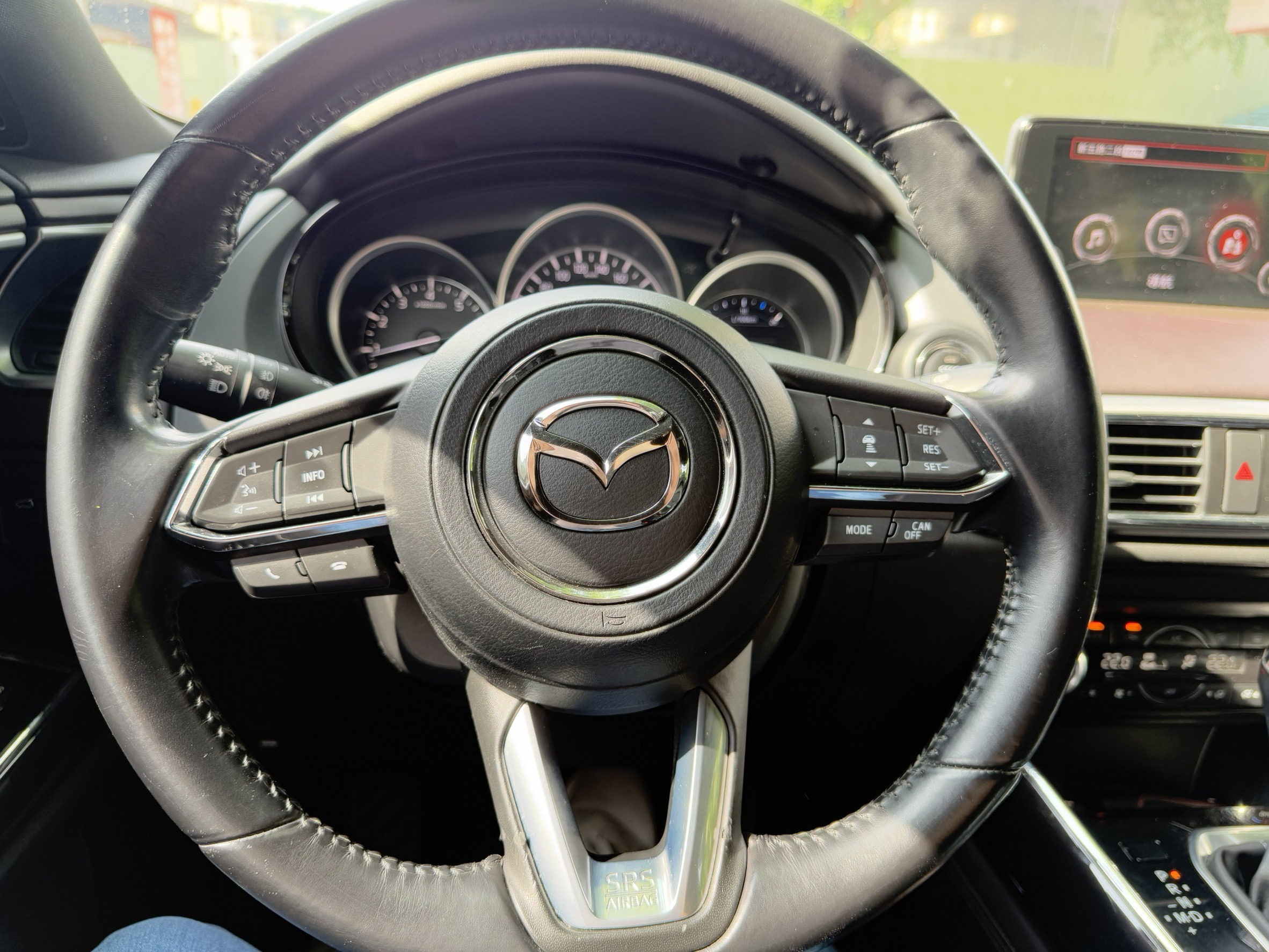 Mazda CX-9中古車收購紀錄： 徐先生有一台 風格旗艦版、4WD的CX9 ，年份是2017、里程13萬多 。 因為想要快速處理愛車，所以透過網路找到我們，我們線上估價後他覺得滿意就預約到府估車。 後來仔細看我們評估後葉子鈑、兩個車門有換過，按照傷的深度應該不能過認證，所以現場有和徐先生討論價格 。 因為二手車一旦不能過認證就很難賣，消費者也會想要拿認證書，收的價格也必須比較低一些。 最後徐先生認為我們的價格還是比較合理，所以把車賣給我們 ，並且在當天就收到款項。 感謝徐先生的信任，快速完成了這台 cx-9交易 。