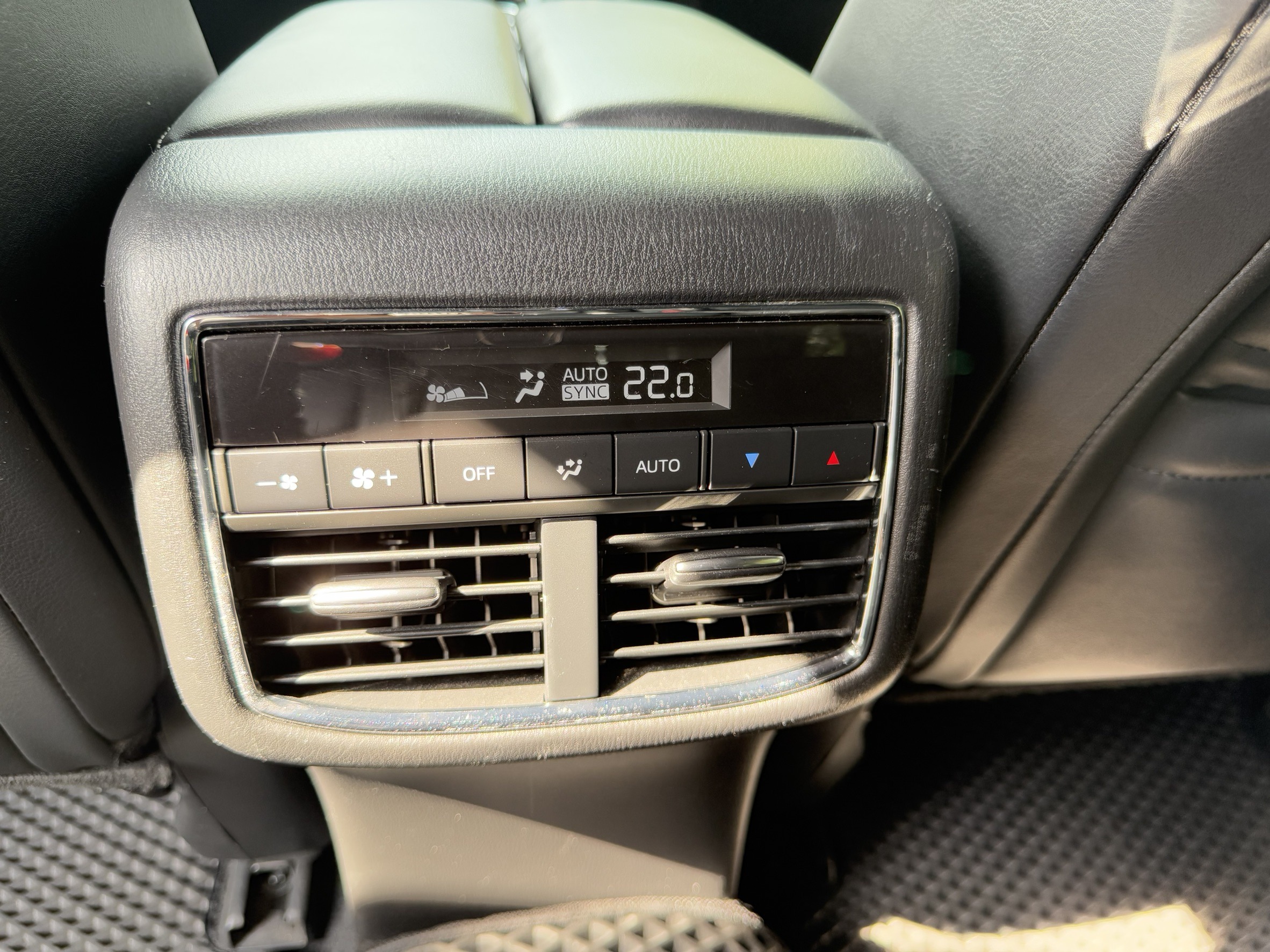 Mazda CX-9中古車收購紀錄： 徐先生有一台 風格旗艦版、4WD的CX9 ，年份是2017、里程13萬多 。 因為想要快速處理愛車，所以透過網路找到我們，我們線上估價後他覺得滿意就預約到府估車。 後來仔細看我們評估後葉子鈑、兩個車門有換過，按照傷的深度應該不能過認證，所以現場有和徐先生討論價格 。 因為二手車一旦不能過認證就很難賣，消費者也會想要拿認證書，收的價格也必須比較低一些。 最後徐先生認為我們的價格還是比較合理，所以把車賣給我們 ，並且在當天就收到款項。 感謝徐先生的信任，快速完成了這台 cx-9交易 。