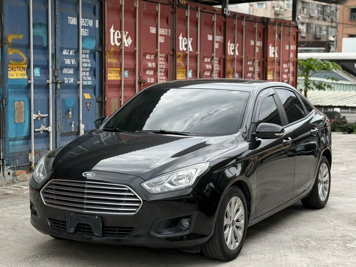 Ford Escort 賣車估價重點：基本上這台很不好賣 ，賣車商的話如果你是車主要有心理準備價格不高。 這台可以說是低配版focus，長的帥，新車最入門不到60萬但比VIOS還貴。 ​ 但這台車是六和最智障的策略之一， 長的像 Focus然後用NA引擎。對很多人來說不如加點錢直上四代FOCUS ，有渦輪、好開、好轉手。 ​ 據說很多都是大陸組裝 ，然後車身很重、高耗油。唯一的優勢就是便宜、比較不會壞、聽說耐撞 (對 只是聽說)。 ​加上本來四門福特轎車就是弱勢，從FOCUS四門你就知道多慘 ，所以Escort賣兩年銷量很差就停產了~不過大陸聽說賣得很好就是了 。 所以其實這車沒什麼重點，就是折舊很高 ，賣車商跟自售價格都不好 。如果真的很棒的車就不會兩年停產了 !