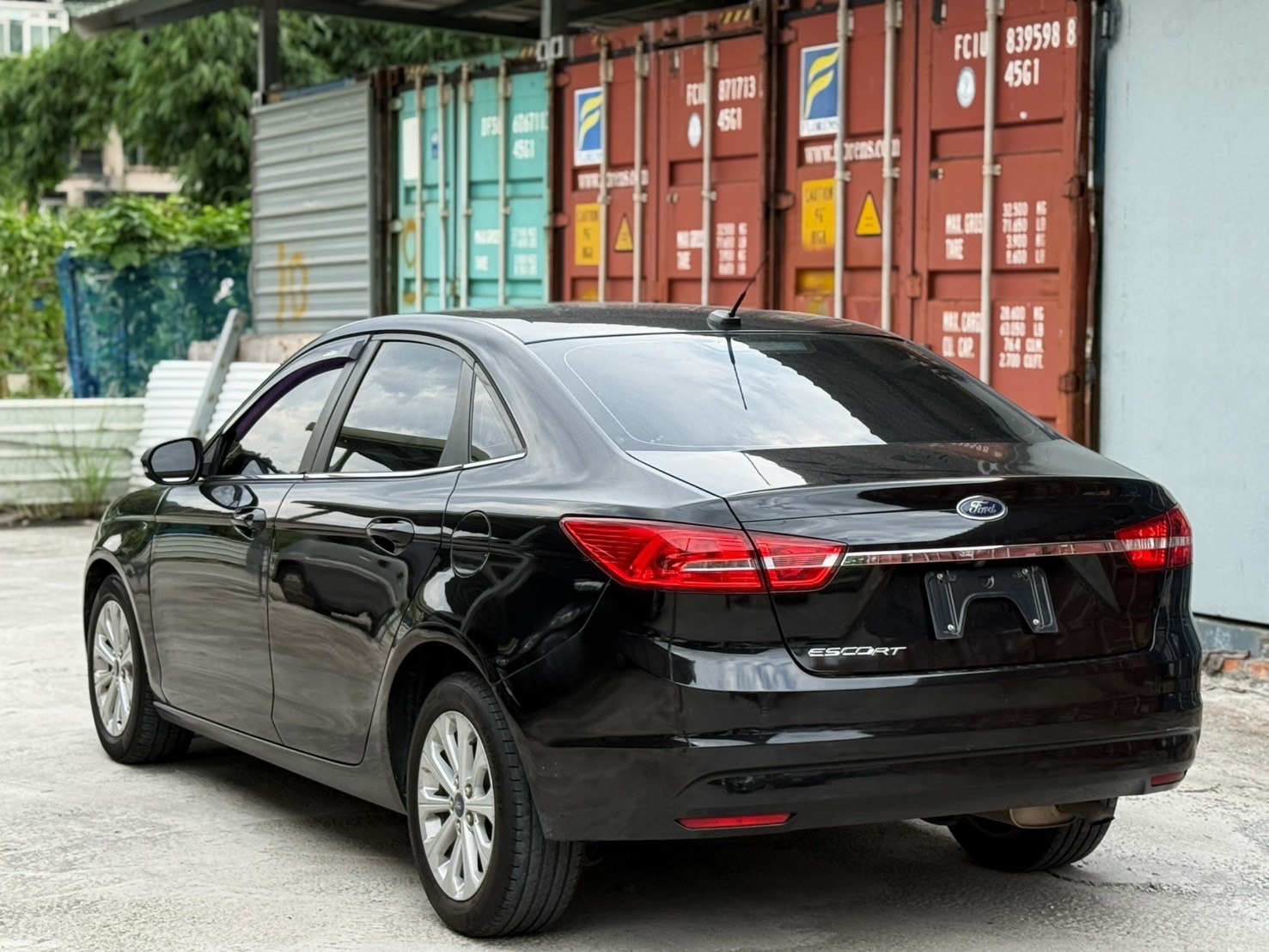 Ford Escort 收車常見問題FAQ：.Escort 好養嗎？Escort 妥善率好嗎？ 這台是少數福特好養的，因為構造簡單用SS六速變速箱，比較不會壞。而且很多零件跟福特共用、零件大陸又一堆 。妥善率在福特裡面算好一些的， Escort 保值嗎？ Escort非常不保直 ，2019年的車~車商在收已經剩下10初頭萬 ~ Ford Escort 值得買嗎？ 恩，賣兩年就停產的車 ，建議還是去選Focus吧 。 Ford Escort 耗油嗎？ 這台油耗一定比日系車還差，但相對來說車身較重、比較安全 。 Ford Escort 是國產車嗎？ 應該算大陸車，2017年之後的Escort 為中國進口版本（長安福特製造），在台灣販售由福特六和負責。 Escort 二手價格多少？ 以 2019 年車況良好版本為例，市場收購價落在10幾萬。如果里程太高、年份再舊可能就個位數。外面開價平均20幾萬，我自己是賣18萬成交~ Escort 缺點有哪些？ 耗油、難賣、冷門、配備少、折舊高 ，其他都還好。