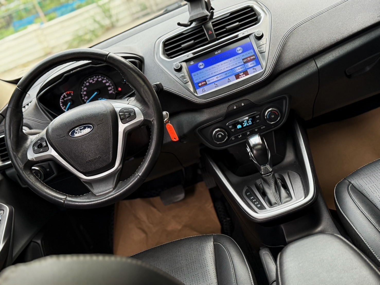 2019 Ford Escort 中古車收購紀錄： 吳先生擁有一台 2019 Ford Escort 大概八萬公里 ，原鈑件 。 因為上網看到我們什麼車都收，所以找我們諮詢。 吳兄會找車商賣的原因就是一個 ，這車不好賣 。前面有提到因為缺點不少 ，加上原廠策略問題 ，自售都不好賣掉~ 我們報價後雖然比自售低，但可以快速處理車輛並換車所以還是和我們預約到府估車。 我們現場檢查後其實車況很好沒什麼問題，但就這台車本身行情就差而已 ，所以到府收購快速處理~ 如果你也有Esort想賣車估價 ，無論車況我們都能到你家收車喔!