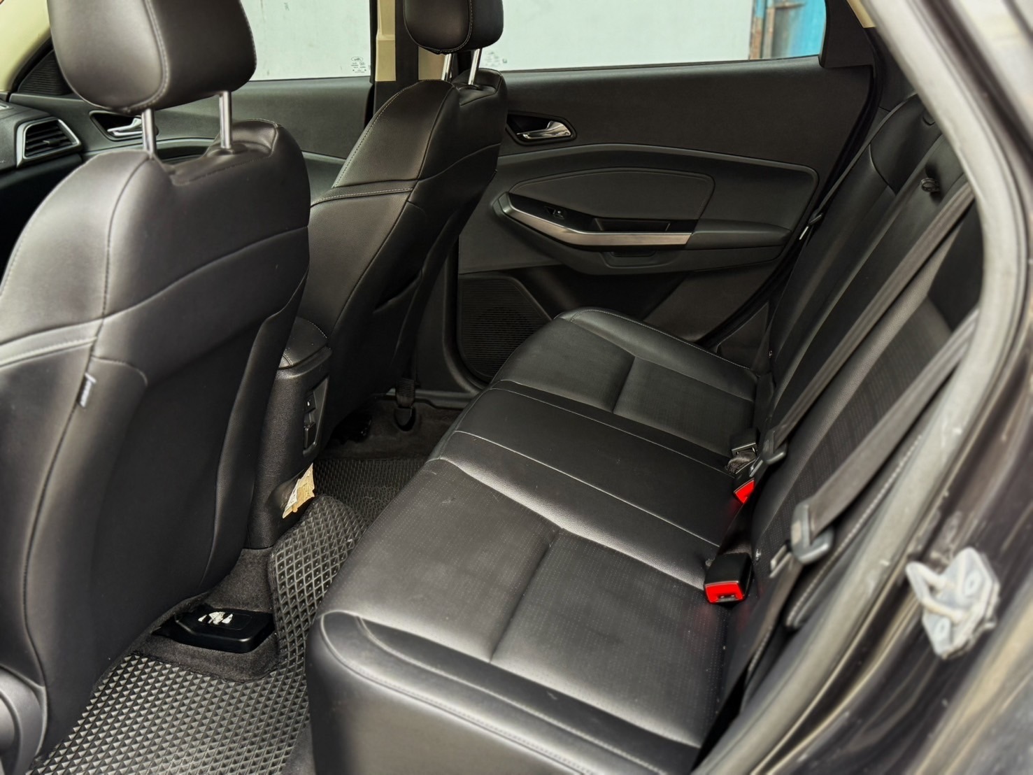 2019 Ford Escort 中古車收購紀錄： 吳先生擁有一台 2019 Ford Escort 大概八萬公里 ，原鈑件 。 因為上網看到我們什麼車都收，所以找我們諮詢。 吳兄會找車商賣的原因就是一個 ，這車不好賣 。前面有提到因為缺點不少 ，加上原廠策略問題 ，自售都不好賣掉~ 我們報價後雖然比自售低，但可以快速處理車輛並換車所以還是和我們預約到府估車。 我們現場檢查後其實車況很好沒什麼問題，但就這台車本身行情就差而已 ，所以到府收購快速處理~ 如果你也有Esort想賣車估價 ，無論車況我們都能到你家收車喔!
