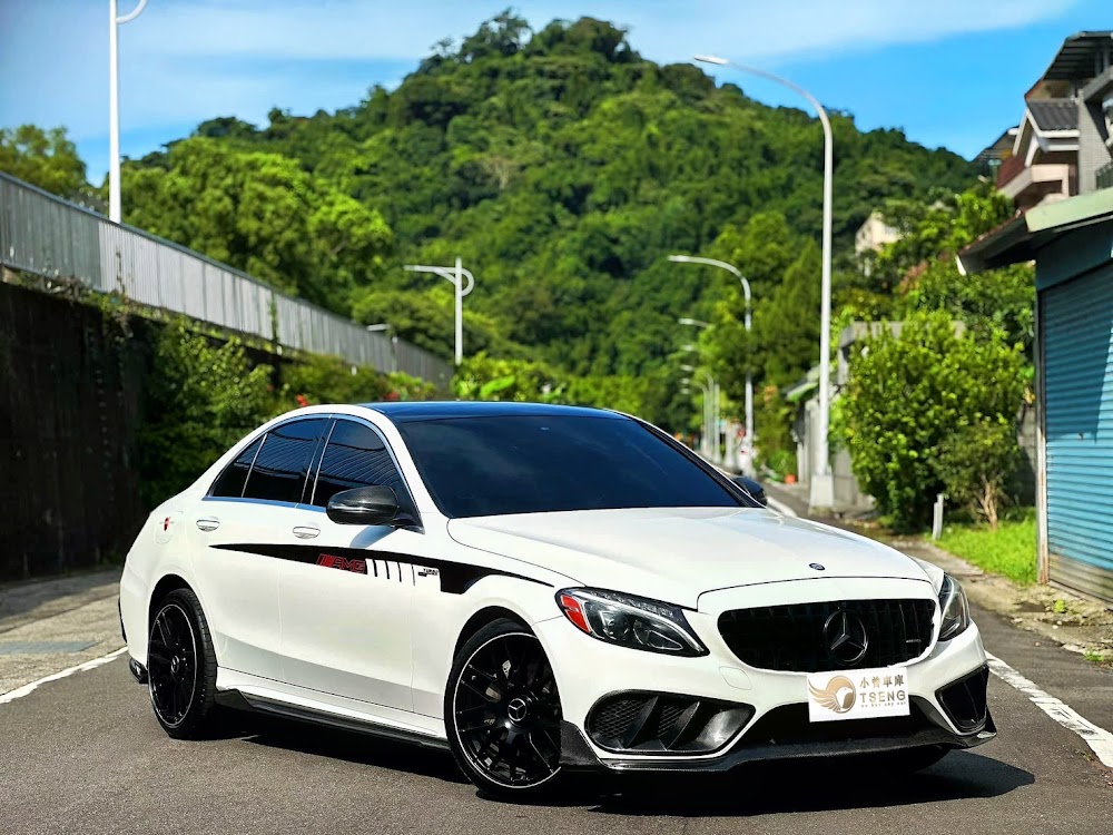 一.凸輪軸齒輪: W204 、W212的凸輪軸齒輪很容易掛掉,W205之後也是有機會但少很多。 賓士w204 、w212 大家都知道就是凸輪軸不可信這個通病常常出來 ,基本上會賓士的店家都已經修到爛 ,如果專修賓士不會修這個也可以洗洗睡去做快速保養 ,跟修 bmw店家不會修鍊條一樣扯 。 凸輪軸會掛掉其實是前端的這個凸輪軸齒輪和扇型盤沒辦法對接,導致齒輪跑位才會產生這個問題 。症狀大概是冷車發動有答答怪聲差不多就中獎、嚴重的話會發不動 。 凸輪軸維修處理的方案有 3 種: 1.第一種: 只換齒輪、子彈固定鎖、凸輪軸鍊條調節器,但要里程接近十萬可能還會發生 ,但齒輪建議要用原廠件。因為有些用大陸件的可能壞更快,沒多久又要回去修理 。 2.第二種: 最安全的作法 ,一樣沿用第一種方按但多了把扇形碟和凸輪軸齒輪焊接 ,這樣做完基本上就不會跑位 。是一種比較穩固的做法,基本上不容易再發生 ,再跑十萬公里以上應該也不會有事 。但如果你是前期W204 、W212的m271沒有凸輪軸扇葉盤,所以只能使用第一種方式。 3.第三種 : 直接換整根凸輪軸 ,費用最高。很少人這樣搞除非凸輪軸有磨損。一報價你應該就軟掉 ~ 另外也注意 ,凸輪軸的維修價格會根據你有幾根 : 四缸兩根、六缸四根、八缸四根 ,反正越多根越貴 ,代表你的凸輪軸齒輪要換更多 二.引擎炸缸: C300 的M274引擎因為設計問題,只要一改裝就很容易炸缸,特別是14年出廠的C300 。基本上一出事情就是換四活塞,標準十萬起跳。 但其實M274美規引擎都有這個通病,例如GLC、E300都是同一顆 ,因為美規馬力比較大一些,原廠的調效可能有瑕疵所以才有這問題 。基本上你不要去改裝引擎動力就不太會有這個麻煩。