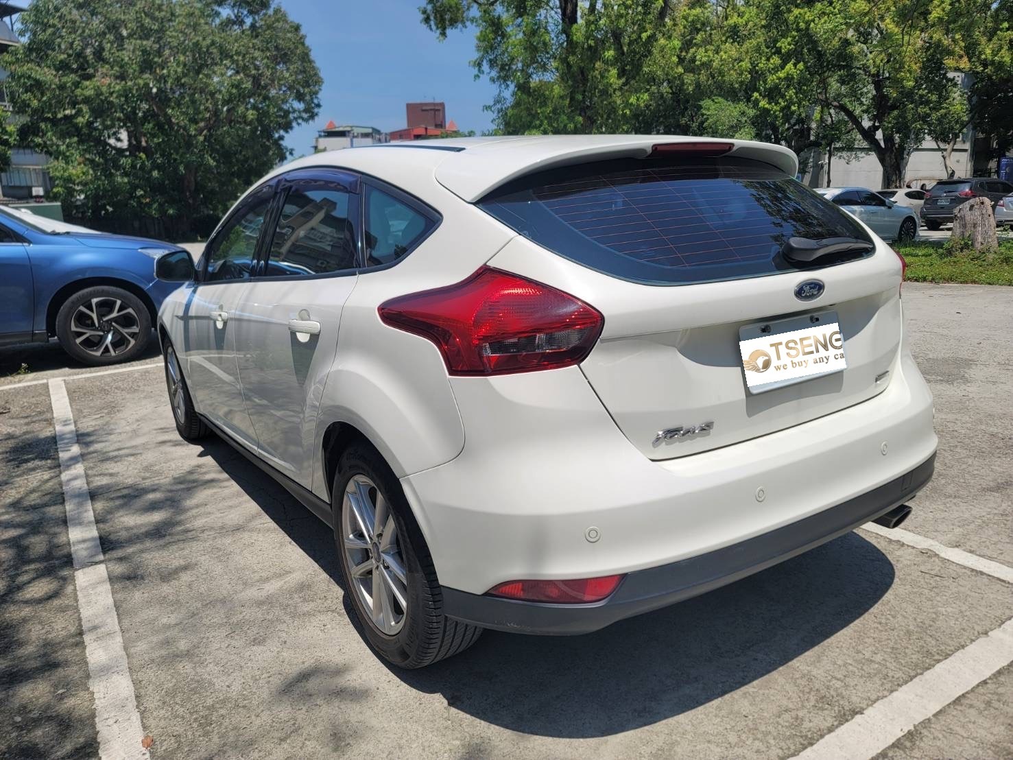 二手車價格表常見問題 FAQQ: 如何在網路上查詢我的車子中古車行情？ A: 建議先利用中古車交易平台查詢類似車輛的售價，例如到8891中古車網站，輸入您的車款與年份，查看目前在售車輛的價格區間，這些刊登價代表市場上賣家期望的價格。 但如果你要給車商收購的話，不可能是上面的售價。如果急用錢或者想省事賣車商，建議直接找收車的二手車商快速估價即可 。 也可用8891的線上估價工具輸入資料獲取估價結果，或參考SUM網站等其他平台的行情。多比較幾個來源。大概知道你的車在市場上的行情價格。 這些所有的精隨我都寫在中古車估價的7種方式裡面。 Q: 二手車價格表上的平均價就是車商願意出的收購價嗎？ A: 一般來說，二手車價格行情表上的價位只是一個參考區間。車商正常抓收購價會落在比售價行情價低15～20%左右（視車況而定）。 例如行情表顯示你的車售價約值40萬元，車商可能出價約28-30萬上下收購。 行情表只能作為參考，實際成交價還取決於實際車況、車色、里程、以及車商擅長的車款等因素。 Q: 什麼時候賣車最划算？會不會有季節或時機差異？ A: 賣車時機主要看車況年限，大概在車齡3～5年時或者保固期間出售會比較高價。 而超過10年再賣，車價幾乎見底。這時候很難有好價格，因為大多數買車的人考慮安全問題，比較不會買太舊。就算要買老代步車也只會買高妥善的雙田為主~ 再來就是盡量不要到年底賣，車商準備跨一個年份就會報價比較低，我會建議大概 4-6月賣比較適合。 時機差異就是前面提的原廠促銷會比較嚴重，不過主要還是你的車是否熱門、條件優質啦，時機的部份差價大多數不會太多 ，如果原廠沒有惡搞的話。 [延伸閱讀] ：買車的3個時機 Q: 我的車需要整理或維修後再賣嗎？會提高售價嗎？ A: 這個問題我在網站說過很多次，如果單純清洗是必須的比較不會讓車商看走眼，至少不要髒髒的看不到刮傷。這個重點在於讓車商看完不會回來找你吵~ 但至於要不要維修再賣答案是不要，因為你修了不會多多少錢，甚至大多數情況跟你沒修的價格很接近。 而且就算你修了，車商也不知道你的保養廠是不是隨便修，問題有沒有根治也不清楚。 Q: 車輛里程數很高/有事故紀錄，賣得出去嗎？價格會不會很低？ A: 價格低是一定的，但主要看品牌車款。 例如高里程，尤其是進口車會來越難賣。比如說BMW 740i跑35萬公里你敢買嗎? 但是Toyota Altis 跑35萬就會很多人要買。 事故車也是，如果你的車被切過，一定會折扣不少。 一樣是進口車會更難賣 、國產車差幾萬元。 買進口車的人只要知道車子被切幾乎都會退避三舍，但國產車被切過反而夠便宜的話還是很好賣。 Q: 賣給中古車商好，還是自己找買家賣比較好？ A: 這取決於你重視時間效率還是價格最大化。賣給中古車商優點是交易快速、手續有人代辦，當下就能拿到錢，省時省力。 缺點是收購價較低，因為車商也要賺錢必須預留利潤。 自己找買家（例如在8891或社群脆、FB張貼刊登）則可以把車商利潤部分也賺到，價格通常比賣車商高出10-20%左右。可是需要花時間接待看車、洽談議價，也要注意過戶安全及相關程序。 如果你對車況有信心、且不急著用錢，嘗試自售或委託寄售可以求得較高價。 反之若想快速脫手、免去麻煩，那直接給可信任的車商出合理價收走，是省事的選擇。也可以先拿車商報價當底價，再嘗試一陣子私下賣，看能否賣更高，到了時間賣不出去再丟給車商，也是一種策略。 [延伸閱讀]：建議參考我寫的賣車流程 ，會更清楚。