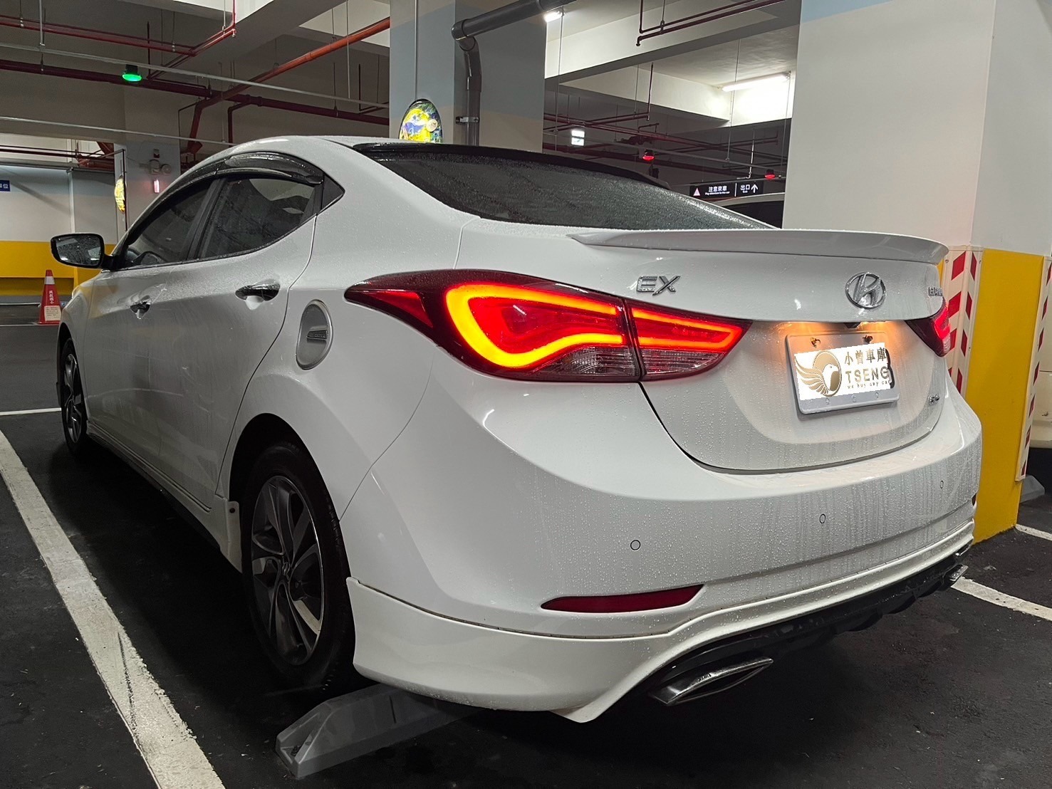 Hyundai中古車收購結論：基本上我本人是很喜歡現代的車，我覺得配備比Toyota多而且好開，妥善率我覺得也很不錯了~比Subaru、Ford好太多，就連Nissan我都覺得沒有現代穩。 我之前是 W205 C300車主，開Elantra代步時發現有平底方向盤還蠻開心的~油門順順的比其他日系車順暢多了 如果買二手車，現代便宜又好開，個人蠻推薦的。如果賣現代二手車，無論有無事故、扣牌都歡迎找小曾車庫服務!