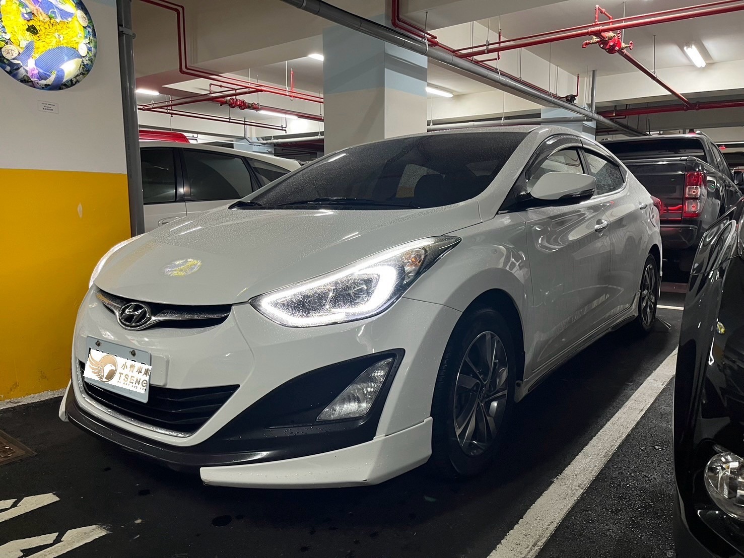 Hyundai中古車行情如何?我覺得現代的二手車收購價大概跟二線日廠車差不多，例如Nissan、三菱。 我一直覺得現代的車妥善不差，早期的i10、Getz到現在都有不少人還在開。銷量之所以不好是因為台灣早期有反韓情緒，很多人不爽三星、現代這些韓國企業!後面就逐漸比較少了!然後早期現代車說真的長的不是很好看，所以很多人無法接受。 真的盛行的時候大概是Elantra開始出來的時候，直到現在Elantra依舊是現代的招牌轎車。在2012年新車70萬左右，配備還有顯影雷達，開起來比雙田還順、外觀又帥!曾經賣的非常好~ 後續的Santa Fe、Tuscon也都賣得還不錯，近代的Kona、Venue也越做越好。 但現代二手車價格普遍還是比雙田車差，以下原因提供參考： 1.Elantra在當時太多89買，車況不好： 畢竟現代開起來加速線條比日系車好，外觀又帥，在當時超多89狂買然後改的亂七八糟。這些車就算給你雙田被這些客群也是會操爆，所以車商看到有改的Elantra通常都出很低價。我覺得這個狀況加減也有影響現代休旅車~因為觀感不好。 2.台灣人普遍不喜歡韓國： 雖然Kpop帶起來韓國風潮，現在年輕人很哈韓!但中年以上的人其實多半排斥韓國，例如三星手機不用、LG不買，不好意思現代、KIA我也不要。應該是以前韓國和台灣斷交以及後續韓國在國際比賽作弊等事件，讓多數台灣人還存有這種心態。 3.妥善略輸雙田： 其實我坦白說現代的車，只要不是被操壞，我覺得它的妥善率非常接近雙田!甚至我覺得比Nissan、mitsubishi來的更好!但代步至上的人，第一個反應一定考慮雙田，最起碼壞的機率最低。 4.油耗略差： 現代普遍油耗也不錯，比福特好上許多，但就略輸雙田。所以你很少看到營業車開現代，大多數還是豐田居多。 5.進入市場時間太慢： 早期台灣早就被日系車品牌進入，福特算進的早還有一席之地。但現代主要攻來台灣的時間其實已經很慢了，市占都滿當然不好打進去! 就像現在飲料店飽和，你現在才創一個品牌要打入市場而且占比50%以上?你覺得很容易嗎? 6.ACC不如豐田 ACC這個東西已經普及化，已經是每個客戶都會考量的重點!所以當然也會影響車輛的銷售量。 我提一個自身的看法，2019 Elantra豪華型(權威29萬)就能選到ACC(非全速域)，新車只要70萬。 12代Altis經典型也有ACC(權威35萬)，新車72.5萬，重點是Altis可以回原廠升級全速域。 新車只差兩萬，更省油、更不會壞、更保值~折舊按照權威就差了六萬(實際更多)。 請問你買新車你要怎麼選?怎麼樣都會去選Altis阿!那當然Elantra有很多附加配備比Altis豐富，空間上我覺得也比較優，開起來也比較爽。 但是最重要的省油、全速域、保值就是沒有Altis好~ 但如果買二手車我就會去買Elantra，因為我以收車的價格我20初頭就買的到、Altis可能要買到30這邊~等於我現省10萬。