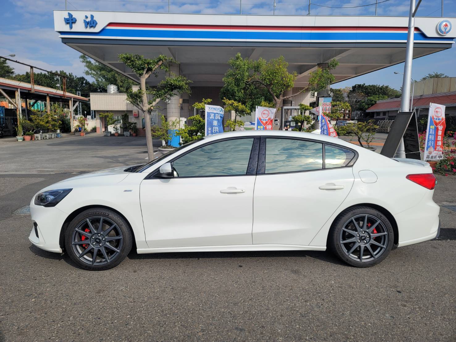 Ford 中古車為什麼行情差?一般我們寫許多車款介紹都很少特別強調某品牌行情差，例如我寫Toyota中古車收購、Honda中古車收購，這兩篇都不會去提到行情差!但唯獨福特必須提到真的二手車行情很不好，原因請看下列內容： 福特妥善率差： 福特算是平價車中問題最多的車款，尤其是三代Focus、Fiesta等等，可以說是毛病多的跟山一樣，尤其是ps變速箱的車款。你可以搜尋[福特power shit變速箱苦主自救會] 你以為只會爆變速箱嗎?我告訴你絕對不會只有這個，會故障的東西可多著!這導致過保後的福特車多半都會大量轉賣，市場行情就會變很低。 福特原廠維修後勤不佳： 福特原廠多半是沒辦法修好車的，可能不是技師不好，是這車就是修好就容易再壞。民間保養廠或許比較強，但很少民間保養廠專修福特的，因為福特太容易進廠~很多修車廠怕砸招牌、常常被噴，所以很少會主打只修福特。 我印象中只有五股的SS技研是專修福特的勇者! 福特維修貴： 其實容易壞就算了，但福特維修通常略高於其他日系廠牌!這就變成大家的養車成本過高，自然就影響行情。 車輛折舊率： 因為前面 3 個因素，當然折舊就很誇張啦~只要買二手車的福特，即便買的便宜、後續花的錢也不少。