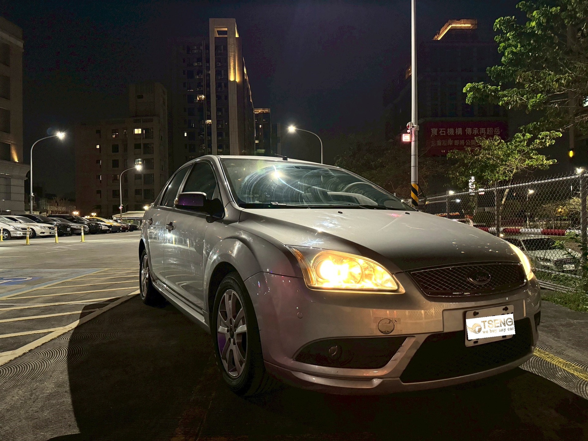 Ford中古車收購行情結論：基本上按照以上建議，福特的車基本上你還是能拿到比較高的價格。 但普遍來說三代Focus是價格最悽慘的，尤其是四門。車商的角度就是三代我都報很低，收不到我也沒差，大多數狀況收回來都在找自己麻煩。 小曾之前收過一台三代Focus，收到接近報廢價但是壞一堆東西，整理起來賣不到十萬只賺幾千。我如果去買豐田，不用整理什麼隨便也有幾萬元可以拿，也不用那麼累! 但雖然小曾提了福特這個品牌不太優，但我們還是能不挑車況收購福特的二手車，只是處理的方式會依照車況不同。 如果真的車況不錯、維修工單很紮實，那我們也會願意出比較高去買。如果真的車況很慘、待修也沒關係，小曾也很擅長幫客戶做報廢，你要換新車還能拿五萬補助! 總而言之如果你是福特車主要賣車商，小曾車庫都會盡力協助你，並找出最適合你的收購方式。