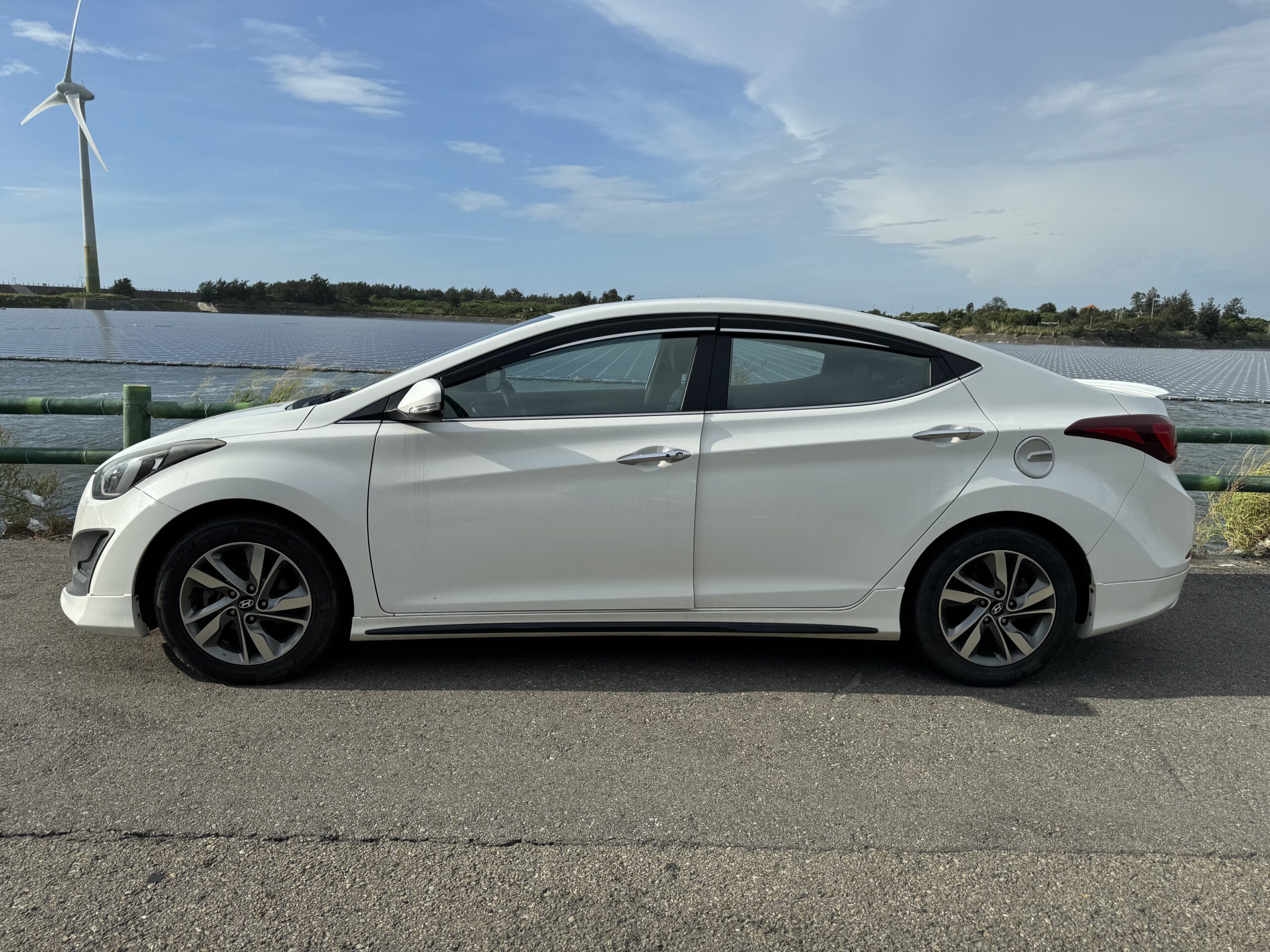 Hyundai中古車收購價常見問題 (FAQ)一、如何才能得到最佳的 Hyundai 中古車收購價？ 1－買對車款和版本>買汽油休旅車為主，或者Sport版Elantra 2－買對顏色>盡量避開紅色 3－里程不要太高>本來就很難賣 4－不要換過鈑件>會扣錢但影響其實還好 5－賣車前請先整理過>多數Elantra都很髒，能整理會讓車商眼睛一亮 6－不要被扣牌>雖然會扣錢，但現代不容易放壞~很厲害 7－不要改裝>太多Elantra亂改，所以不改裝會讓車商很高興 8－不當營業車>本來價格就慘，掛營業牌高里程會更慘 二、現代汽車二手價好嗎 基本上就跟Nissan二手價接近，特別說一下Elantra是熱門車但太多人改爛、用車習慣也不好。所以實務上都收不高~ 三、Hyundai原廠認證中古車收購價有比較高嗎？ 三年內的汽油休旅車應該價格還不錯，比較老的車、高里程可能就拒絕收購。 四、Hyundai認證中古車好嗎？ 認證中古車都經過185項專業認證，但保固只有給一年/兩萬公里。多半車況比較好但買起來也很貴! 五、Hyundai原廠估價要錢嗎？ 不用錢也可到府服務，但只收很新的漂亮車。有改裝的前幾代Elantra就不用浪費時間問了~ 六、Hyundai認證中古車會有事故車嗎？ 應該不會有重大事故車，頂多換保桿、鈑件~多數都是漂亮，價格也高。 七、現代二手休旅車有哪些? 基本上最熱門的應該是Tucson、Venue、Kona，其餘細節請參考： Hyundai Tucson L: 這是一款中型休旅，有汽油、渦輪、油電等不同動力選擇，且有N Line運動化版本。 Hyundai Venue: 小型跨界休旅，適合都會通勤，外型時尚，年輕族群會喜歡。 Hyundai Custin: MPV，空間大，適合家庭或商務使用。 Hyundai Kona  : 小型休旅 Hyundai Santa Fe: 中大型休旅，空間寬敞，適合家庭或需要載物的需求。 Hyundai Staria: 大型商務休旅，提供寬敞的乘坐空間和載物空間，適合多人乘坐或需要載物的場合。 八、現代中古車推薦哪些? 我自己推薦Elantra Sport和 Veloster，這兩顆引擎同一顆，開起來加速很猛而且轉賣也熱門!因為稀有。 休旅車的話Tucson 轉賣會比較容易，Kona、Venue太小台、Santa Fe又太大。Tucson剛好卡在中間，相對好賣多了。
