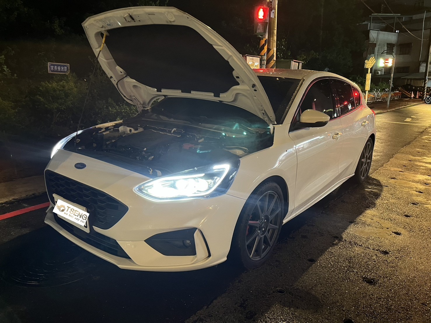 3. Ford 中古車車況和工單紀錄：基本上福特車款非常吃車況和工單紀錄，鈑件那些在這款車相對來說沒那麼重要!比如說三代的Focus里程10多萬沒修過變速箱，車商收的第一個反應就是我可能會花到變速箱維修的錢至少3-5萬。 如果你有修過那當然價格收比較高，除此之外福特毛病也不少，例如渦輪沒力、風箱掛掉、引擎滲油、漏水等。 簡單來說如果你可以證明你花很多錢維修過也確定修好，車商會願意出比較高價。 如果你什麼工單都沒有、待修又一堆，不好意思車商連收都不想收、三代Focus就算收報廢價加上整理可能也有賠錢風險。 4. Ford 行駛里程： 對 Toyota 而言里程高一點還可以接受，但 Ford 可就沒這麼樂觀了。 許多福特車只跑了 7～8 萬公里就開始出問題，所以行駛超過 10 萬公里以上的 Focus/Kuga 砍價會砍很兇，除非就如上述你有許多工單證明你全部整理過，不然車商一定收很低很低。 5. Ford 賣車商和自售會影響價格 若非熱門車（如 Focus 5門四代、Kuga 小改款），建議不要自售，因為容易被殺價殺到心累。 特別是 Focus 三代，你貼自售其實不多人會想去看，而且你就算只找車商也很少人願意收購。 再來是你自售賣這款車，問題真的很多，買家回來靠北機率很高。 你知道我在賣有點年紀的福特車款，最常遇到客人說一句:[福特沒人要]，而且我的價格已經比許多自售都還低，還是會遇到這種狀況。 6. Ford 賣車必須挑對車商： 一般賣車挑對車商是為了追高價，福特挑對車商是確定對方敢收你的車，不然你去找許多車商都會被打槍。 你說新一點五年內的熱門車跑少，可能還有車商願意搶，這時你只要找到擅長福特新款的二手車商都有能看的價格。 但如果是10年或以上的福特車，不好意思有車商願意收就偷笑了! 像小曾車庫就是願意收老福特的車商，但我們也是要看車況如何，如果真的太差也能幫你走報廢處理。 7. Ford 中古車行情表： 雖然福特行情表高低也會影響收購價，但因為妥善率低，Ford 的行情表參考價值有限。 尤其四門、柴油加上有待修問題的話，實際收購價可能只有權威行情表的一半。 如果三代Focus變速箱待修，不好意思管你權威寫多少，大家都會出報廢價去喊。 這也是很少數的品牌，權威和實際收購價落差這麼大~畢竟這品牌的車太吃車況和維修紀錄。