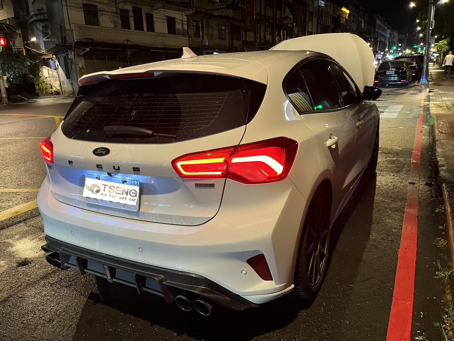 Ford 車款和版本：轎車系列：Focus、Fiesta、Mondeo、Escort Ford轎車光是四門五門就有很大的收購價差，新車價按照版本通常都有15-20萬的價差，都會影響二手車行情。 三代車主常反映有變速箱問題、頓挫異音、離合器故障等，導致行情明顯偏低。Focus 四代表現稍好，但還是偶發性有渦輪、變速箱問題，但行情相較之前算很好了。 二代就不提太多，因為很老所以很少見。雖然普遍大家覺得二代妥善率比較好，但其實也很爛。我今年才收到一台二代Focus最頂級版本有電動座椅，然後偶發性不能煞車、還會自己熄火，送修也修不好~提供給各位參考。 反正Focus來說，能選五門、汽油、四代、Lommel版本，收購行情會高很多。如果是Focus 正ST算是進口特殊車，因為稀有所以行情普遍還算不錯。 Fiesta 1.6 NA引擎版本價格奇差無比，基本上很多都收到報廢價。如果是 Fiesta 1.0渦輪三缸二手價格比較好但渦輪也容易壞，簡單來說後者比較保值一點點但養護成本較高。 Escort算是閹割版的Focus，但因為稀少所以還是有少數客群會買，出了三年就停產算是很悲劇的車款~詳細可以參考Esort中古車行情分析。 Mondeo就稍微提一下，早期其實就不算熱門車款，我覺得是整體設計太老氣、妥善也不好。後來又專門主打油電車，但你知道開油電的人多半為了省錢都會去買Toyota，加上台灣福特後勤不太優所以導致Mondeo賣的極差! 因為能見度很低，所以在這篇我比較懶得敘述Mondeo，畢竟也遇不到幾台。 B.休旅車：Kuga、Escape、EcoSport Kuga 大概是福特休旅車唯一比較好賣的，新款表現尚可，但早期年份（如 1.5T）油耗與穩定性評價不佳。 EcoSport 因空間普通、內裝塑膠感重、開起來又容易暈車，導致這車很難賣，重點也長的不好看。 Escape算早期很屌的休旅車，妥善率也不錯。一個問題就是稅金太重、油耗太兇，所以這車的價格一樣很慘，然後也超難賣。 冷門或高單價車：Mustang、Tourneo、Ranger 這種價格通常稍微保值一點，畢竟都算是特殊車款，尤其野馬因為肌肉車的外型在台灣市場有不少人喜愛!野馬要注意有不少外匯車，外匯野馬的二手行情會比較差。