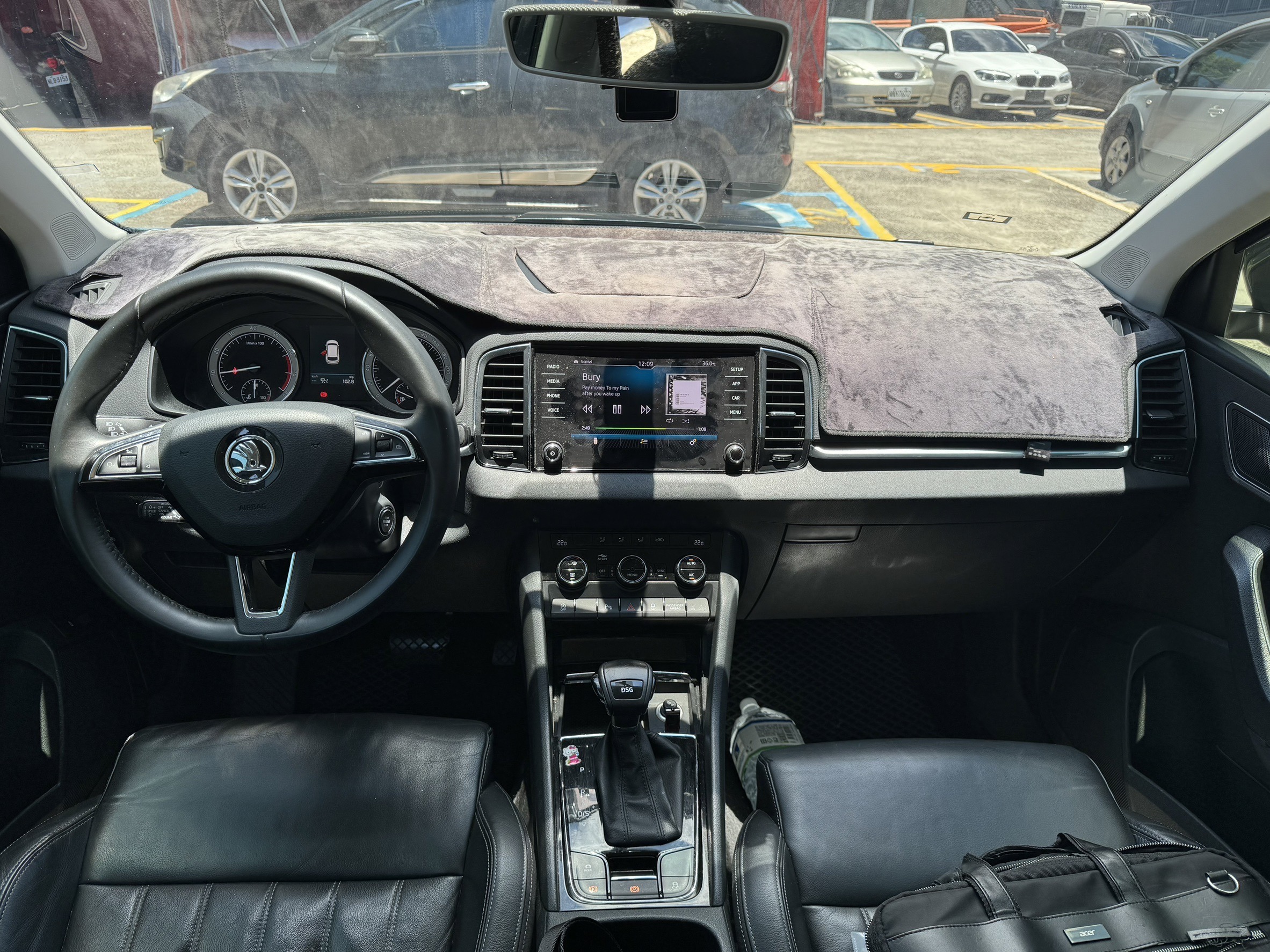 中古車收購紀錄-Skoda Karoq超速扣半年收購 Ray因為遇到超速扣牌，所以找我們諮詢。倒楣的是他變速箱閥體剛換了八萬元，然後被扣牌只能忍痛賣車，畢竟工作需要用車。 後來因為他的車況真的很好，雖然里程十六萬公里很高!但保養工單超級完整跟國中作業一樣多，加上又花了八萬~我只好加不少錢收購，他本來以為我們只會收十幾萬，沒想到超過2字頭不少~我就跟他說:[你這雖然冷門，但剛換過變速箱閥體，而且還有保固一年/兩萬公里，今天客人來買我這樣秀出來他一定買單阿] 前面也有提到，這台如果沒修過變速箱，那不好意思就是Ray他原本預期的價格!最後我們手續辦一半就約樹林監理站過戶，當下馬上把錢給他，然後他也準備錢去買新車!一切就是快速有效率，客戶不斷稱讚我們收的很高、速度又快!不會搞東搞西的~ 最後感謝Ray選擇我們，不然相信這台Karoq應該讓你頭很痛。