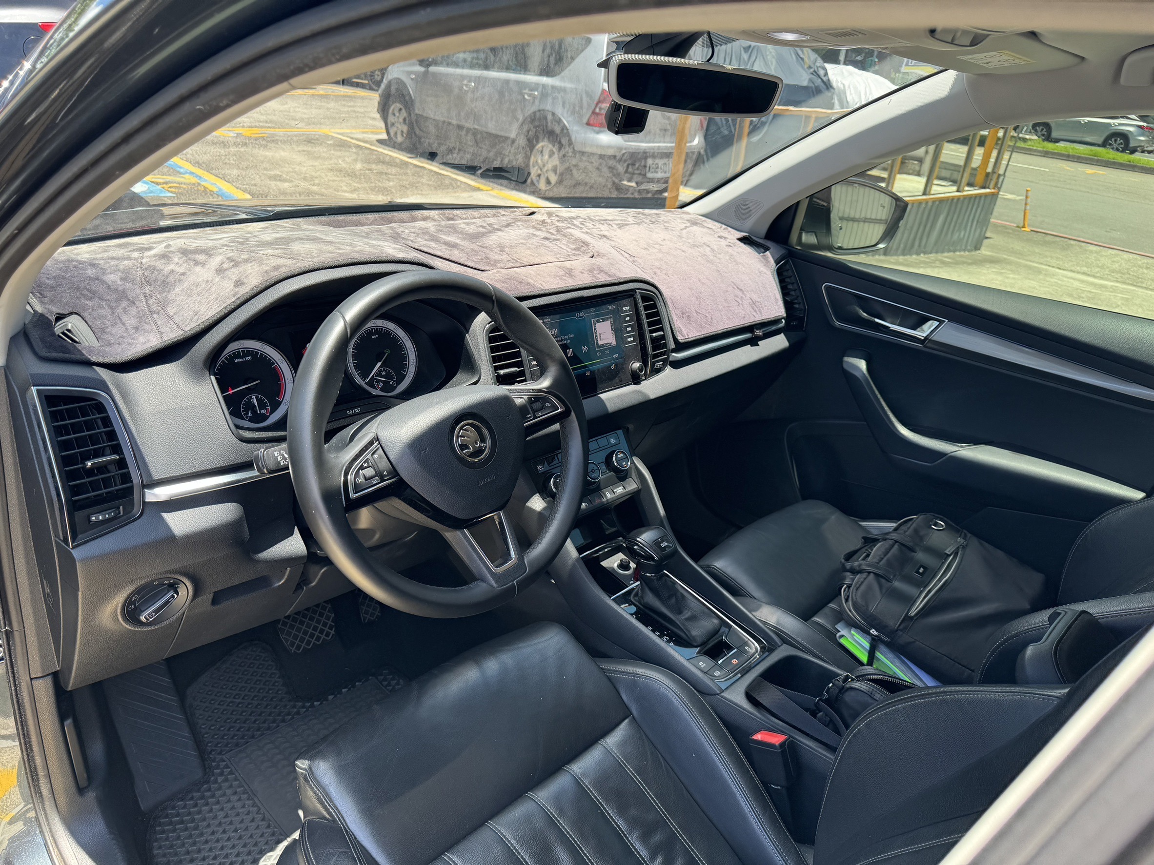 中古車收購紀錄-Skoda Karoq超速扣半年收購 Ray因為遇到超速扣牌，所以找我們諮詢。倒楣的是他變速箱閥體剛換了八萬元，然後被扣牌只能忍痛賣車，畢竟工作需要用車。 後來因為他的車況真的很好，雖然里程十六萬公里很高!但保養工單超級完整跟國中作業一樣多，加上又花了八萬~我只好加不少錢收購，他本來以為我們只會收十幾萬，沒想到超過2字頭不少~我就跟他說:[你這雖然冷門，但剛換過變速箱閥體，而且還有保固一年/兩萬公里，今天客人來買我這樣秀出來他一定買單阿] 前面也有提到，這台如果沒修過變速箱，那不好意思就是Ray他原本預期的價格!最後我們手續辦一半就約樹林監理站過戶，當下馬上把錢給他，然後他也準備錢去買新車!一切就是快速有效率，客戶不斷稱讚我們收的很高、速度又快!不會搞東搞西的~ 最後感謝Ray選擇我們，不然相信這台Karoq應該讓你頭很痛。