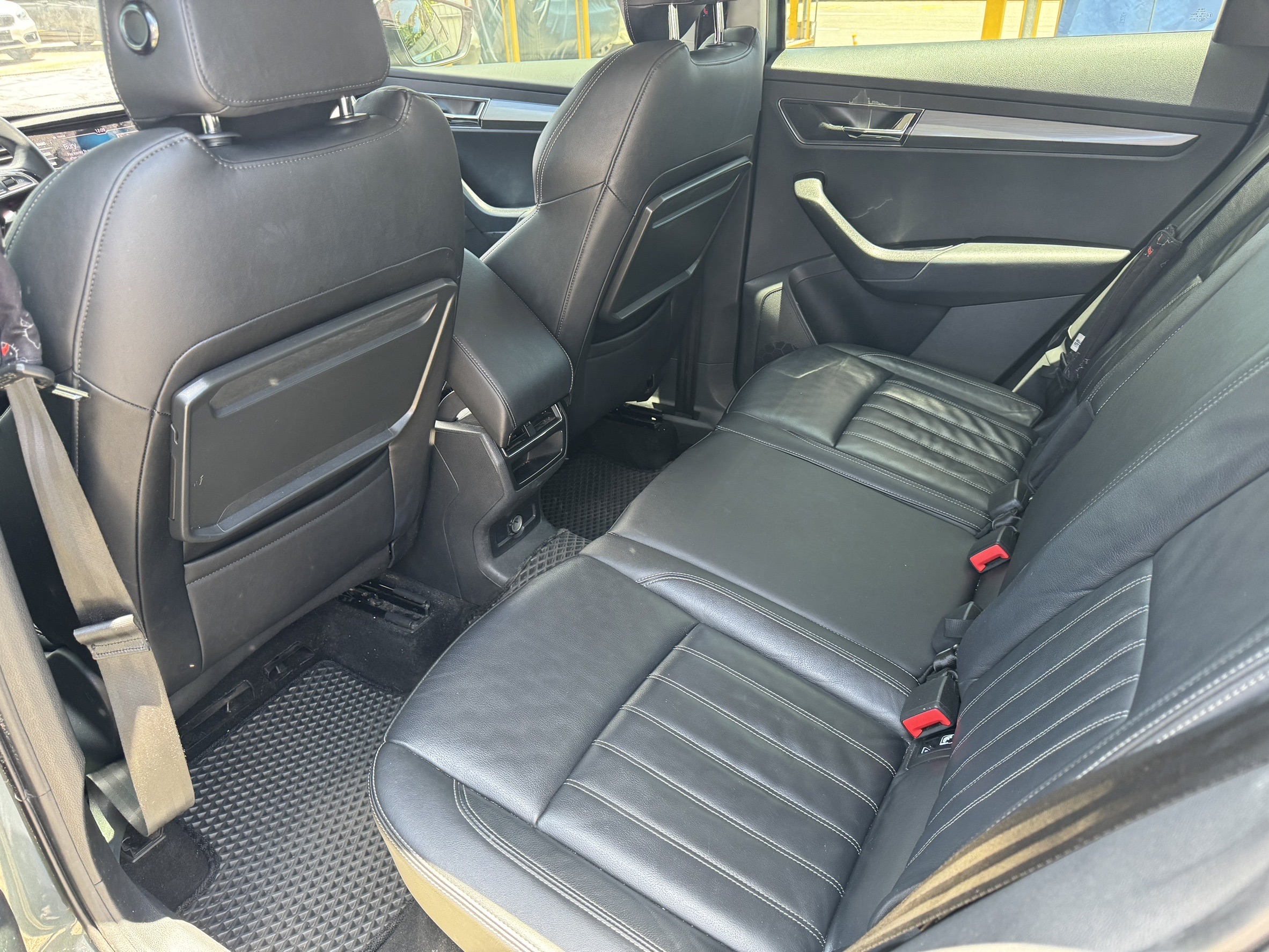中古車收購紀錄-Skoda Karoq超速扣半年收購 Ray因為遇到超速扣牌，所以找我們諮詢。倒楣的是他變速箱閥體剛換了八萬元，然後被扣牌只能忍痛賣車，畢竟工作需要用車。 後來因為他的車況真的很好，雖然里程十六萬公里很高!但保養工單超級完整跟國中作業一樣多，加上又花了八萬~我只好加不少錢收購，他本來以為我們只會收十幾萬，沒想到超過2字頭不少~我就跟他說:[你這雖然冷門，但剛換過變速箱閥體，而且還有保固一年/兩萬公里，今天客人來買我這樣秀出來他一定買單阿] 前面也有提到，這台如果沒修過變速箱，那不好意思就是Ray他原本預期的價格!最後我們手續辦一半就約樹林監理站過戶，當下馬上把錢給他，然後他也準備錢去買新車!一切就是快速有效率，客戶不斷稱讚我們收的很高、速度又快!不會搞東搞西的~ 最後感謝Ray選擇我們，不然相信這台Karoq應該讓你頭很痛。