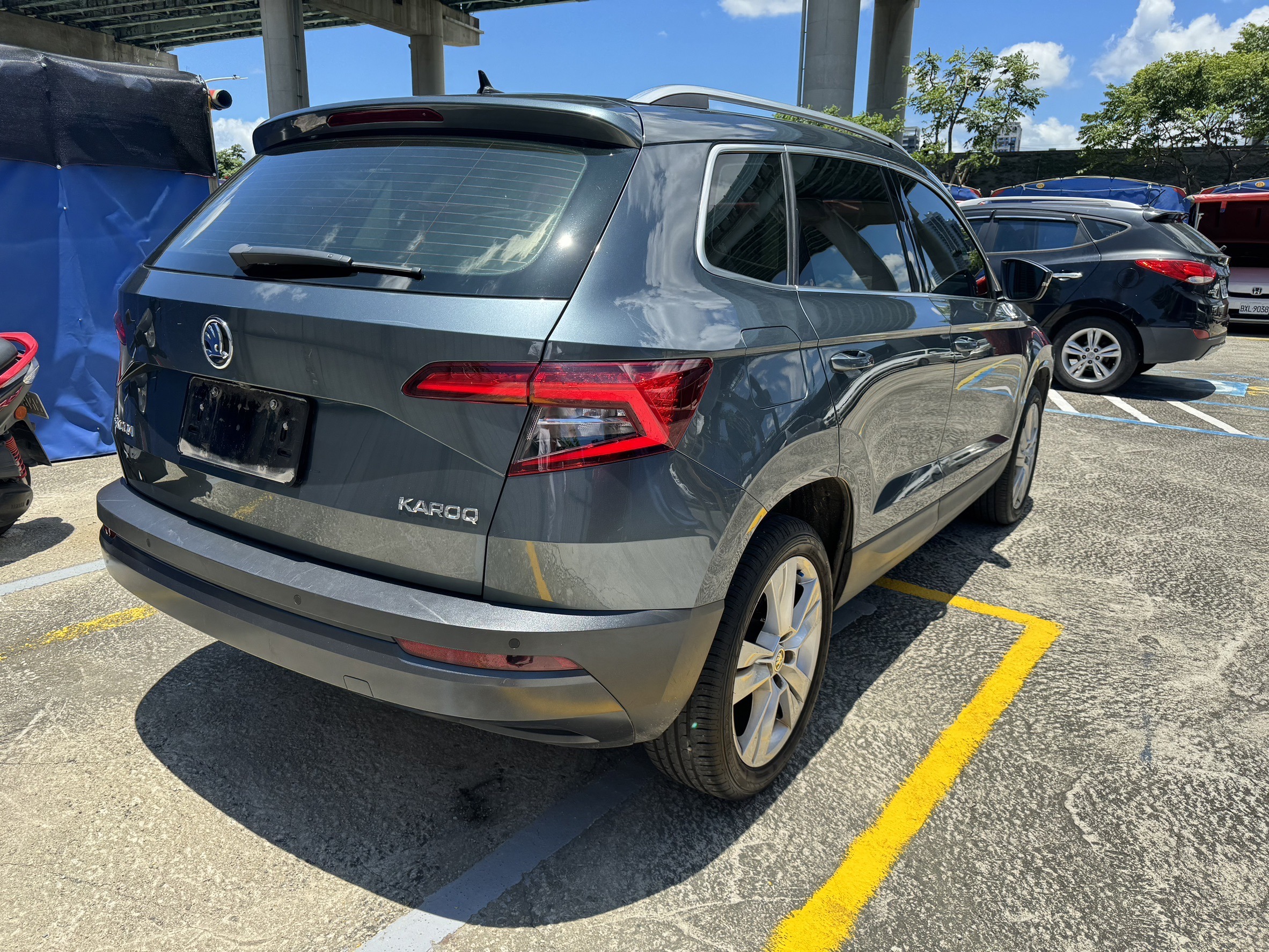 Skoda Karoq 收車常見問題:Q:Skoda Karoq 原廠認證中古車收購價高嗎? A:Skoda 原廠認證車系數量本來就少,加上保固範圍有限,收購價不一定高。建議多詢問二手車商比較實際。 Q:Karoq 自售好賣嗎? A:偏難,品牌知名度不如 VW,但若是配備齊全、里程低,還是有一點機會能賣掉。 Q:Karoq 保值嗎? A:很抱歉非常不保值,前面有舉例19年新車120幾萬、六年車大概車商收30幾已經算很高了! Q:Karoq 保養維修貴嗎? A:因屬歐系車,零件比國產車略貴,但比 BMW、Audi 便宜一些。一般保養一次約 5000 元內,看你去原廠還是外廠。 Q:Karoq 妥善率好嗎? A:與 VW 共用底盤與動力系統,妥善率中等偏上,主要還是在變速箱容易壞又貴,雖然普遍能撐到10萬公里以上。 Q:Karoq 二手市場 PTT 討論度如何? A:討論度低,因為太過冷門。但大多數討論對駕駛質感、空間與內裝設計評價不錯。部分抱怨維修價格與等待零件較久。 Q:skoda karoq好嗎? A:買新車很不好但如果是買二手的話我覺得很好,因為折價超多、但你該有的安全性、配備ACC都會有。就是性能不夠而已,如果同年份里程你去買VW T-Roc價格就會高不少~缺點就是轉賣真的比較困難,這個車找車商都沒幾家想要收~ Q:Karoq 幾人座? A:這台空間不是太大,目前都是五人座。
