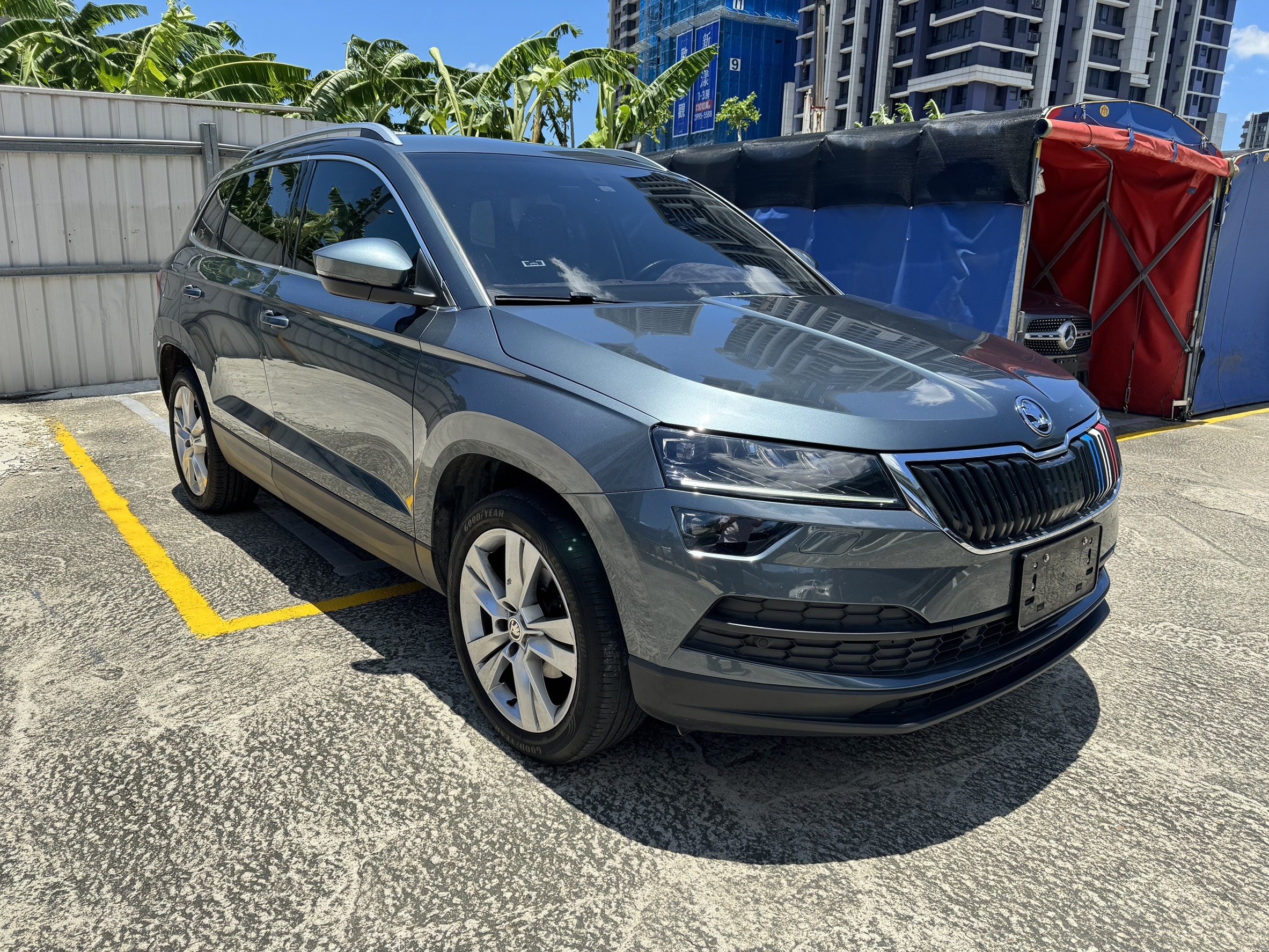 Skoda Karoq 賣車估價重點:Skoda Karoq估車時主要看以下2個重點,必須按照我的建議會對你比較安全。 版本很複雜,尤其第一次小改: Karoq 估價重點有分改款前、改款後、二次改款共三種。頭匹改款前第一代就兩個版本:菁英版和尊榮版。兩者都有標配ACC但尊榮版多了18吋鋁圈(原本17吋)、LED燈、雙區恆溫、盲點輔助等等。這邊都還算簡單! 再來第一次小改就有點複雜了,分為劍山黑熊版、雪山黑熊版、玉山黑熊版,名子又長又難記。重點選配差別也不大,但權威價格落差很多。第一次小改的Karoq估價一定要很清楚車主買的版本,不然搞錯可能會差太多錢。 二次小改一樣有分兩個版本,TSI新雪山版、TSI新玉山版,這邊就簡單多了,如果全車黑化類似賓士夜色套件那就是最高階的玉山版~照後鏡、側裙、保桿都可能黑化。新版的很好識別出來! 變速箱維修影響價格很大: 再來是Karoq沿用VAG車款特色,7速DSG雙離合變速箱閥體一樣有可能出問題。如果你整車跑十萬公里以上沒換過,不好意思一定先跟你扣變速箱維修的錢,標準是5-7萬元。 你如果變速箱有問題要賣我建議你也不要修,因為外面外廠維修行情7-8萬,如果你賣車商沒修有時候我們不一定扣到那麼多(最差狀況就是接近),但如果你修完再賣、不好意思我們也不會按照你的工單加那麼多,這車大家不太會想追高買。