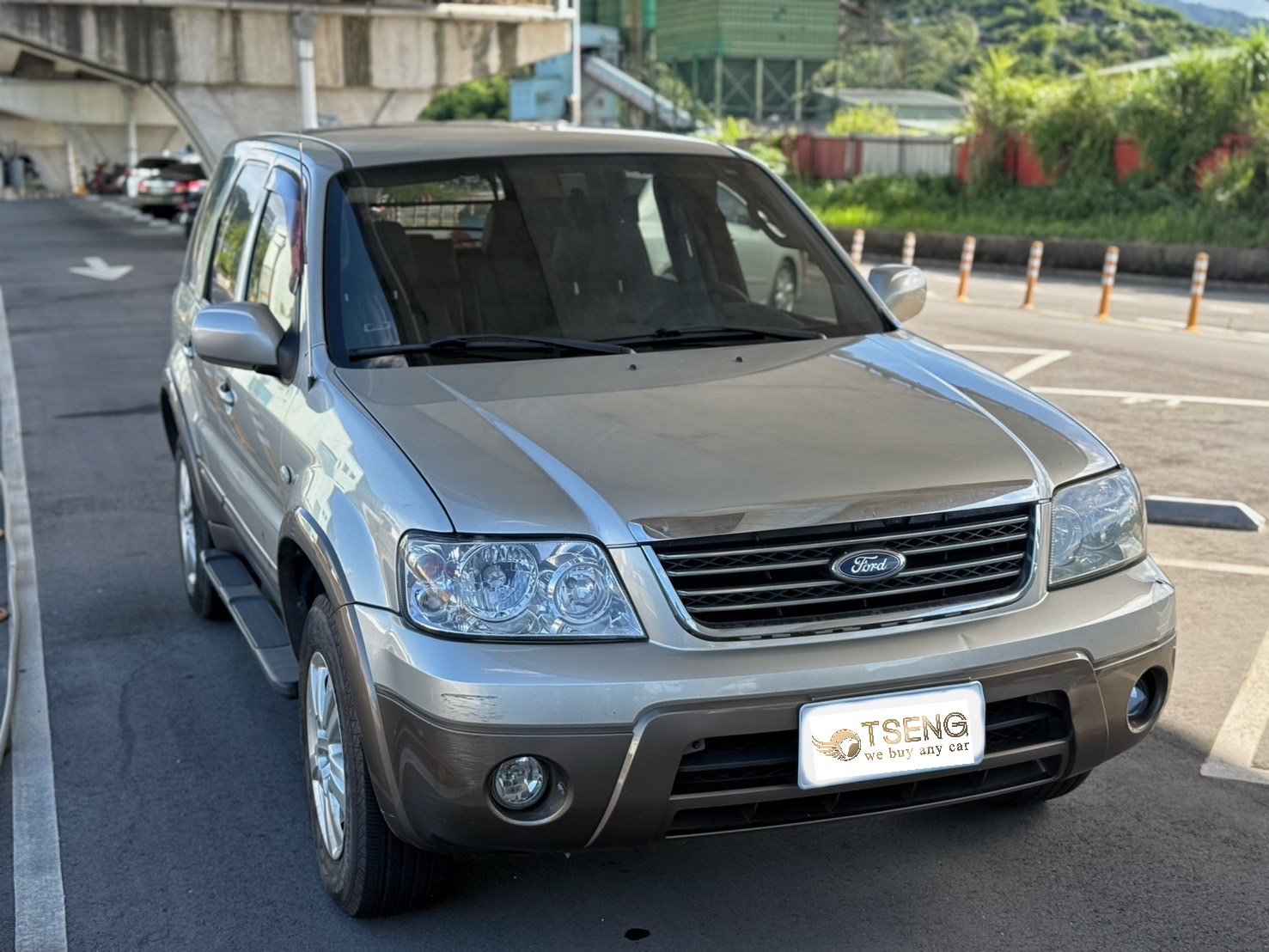 2. 選對顏色：Ford 最保值顏色為「黑、白」，尤其四代Focus白色最吃香最好賣，車商可能會捏比黑色多一些。 如果選到藍色、紅色價格就會收很低，特別是紅色真的不太好賣。 3. 務必提供維修工單： 如果高里程福特車，有維修過建議完整提供工單，因為如果沒工單、車商沒辦法查出問題的狀況，基本上都是很低價去收。 4. 避免換鈑件： 如果是越新的福特車，盡量不要有換過鈑件，也別隨便到原廠出險~不過這品牌的車換鈑件不如買一台內部都整理好的車，如果你引擎、變速箱都顧的很好，車商還是會願意收購。 如果是三代Focus、Fiesta那就算了，本來就收沒多少錢，換幾片也沒影響太多價格。 5. 盡量不要改裝： 你說改避震、外觀那可能還好，但如果改動力、寫電腦?不好意思福特車本來就妥善差，你改下去我真的不知道還會有什麼問題，還不說你是不是常常激烈操駕~所以福特改動力的車，通常車商會降低不少去收。 6. 不要被扣牌： 雙田的車扣牌可能還有能看的價格，但福特的車特別容易放壞，你放著半年不動我相信就開始壞東壞西。 所以福特的車盡可能不要被扣牌，車商收的價格一定會比其他品牌還低。 我很多三代Focus放一兩個月就開始出問題，這導致車商收扣牌Focus都會預留不少整理費用。 7. 不要修好再賣車 通常一率賣車前我不建議維修好再賣，特別是福特的車必須遵照這個建議。 通常福特的車修好又會有其他問題，你就算修好給車商或自售，還是可能有問題。 如果不是嚴重到不能上路的狀況，建議直接賣給車商並誠實告知就好。你修好再賣、車商也不會捏比較多錢，因為大家都覺得還會壞其他東西。 8.盡量在原廠保固內賣車 低里程如果還有原廠保固那再好不過，車商對於這種車會出比較高一些。 如果你自售也比較有人會買，很簡單大家都知道毛病多，能有保固是再好不過。其他品牌的車就沒有那麼要求在保固期內賣車~