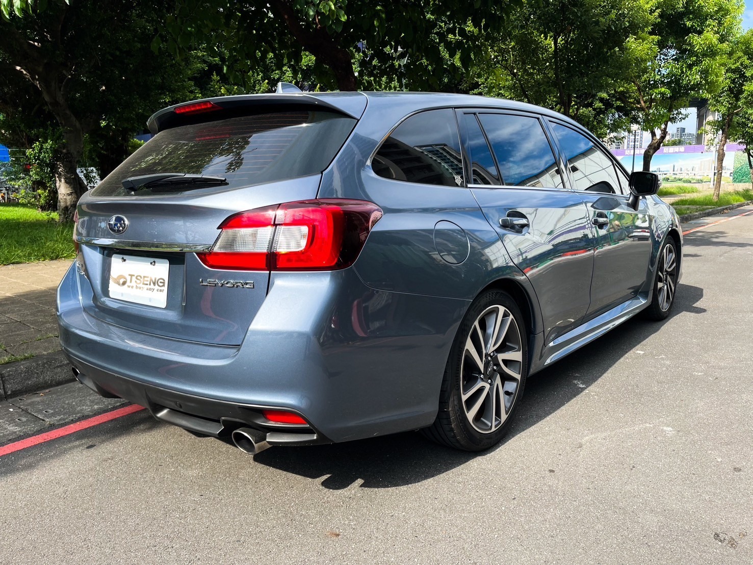 1.玩Subaru 大多數喜歡EJ族引擎 :像是早期的Legacy、Impreza、Forester、WRX都是使用EJ族引擎 ,以前很多人玩車都是玩這顆引擎。Levorg剛好搭載新款FA引擎,據說比較不耐用?也可以說是這顆引擎不受真正玩Subaru的早期熱血份子喜愛。 2.水平對臥引擎維修昂貴困難: Subaru Levorg車價很貴有部分原因是花很多錢去安裝水平對臥引擎,但Levorg畢竟單價低,身為日系車不是歐系車,萬一引擎故障的維修費多半沒辦法接受。或許開保時捷911出狀況去修還好,但日系車就很少有車主願意花這麼多錢。 而且雙北或許有專修店,但中南部要找到可以維修水平對臥又專精Subaru的車廠畢竟是少數。 3.不該用CVT變速箱: 和加速性強大的VAG或者BMW 8HP變速箱差異甚大,一般比較能跑的性能車多半很少用CVT。CVT變速箱加速性溫和、如果激烈操駕又容易壞!這也是敗筆之一。不過這幾乎是多數Subaru都有的問題! 4.原廠放推狀態: 基本上Subaru原廠賣的量很少、後勤也不太好、更加上外廠也少,考慮這些因素的人自然會去像往其他品牌。然後在18年出了個EyeSight版本加上2.0版也出來,這讓18之前的車款價格變很糟也很難賣。