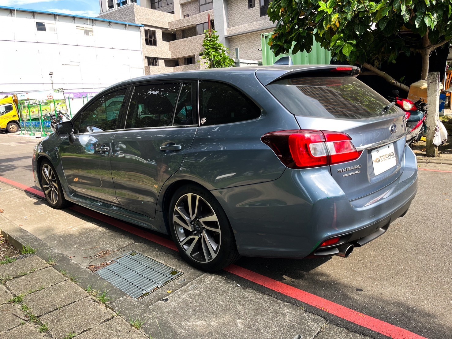 Levorg賣車估價重點說明:從以上3個版本資訊加上行情表,會產生很極其奇怪的狀況,這些是其他車款所沒有的~那就是2017年的Levorg特別難賣! 因為多數人都會加點錢直上2018有EyeSight版本,就算預算不到也會改買16年還會多電熱椅。這就代表2017的Levorg就要報比較低價去收,沒有價差的話消費者不買單。再來這款車很多人都想要買 2.0 GTS,所以1.6也比較難賣! 然後這款車的藍色很不好賣,並不是醜而是吸引不到年輕人!所以建議不對色還是要扣不少錢去收,如果白色就能高一點點。 剛好小曾雖小收了一台2017 Levorg GTS,剛好又藍色、1.6、沒有Eyesight,所以卡了一陣子! 如果Levorg價格要好,建議是白色、2018後、2.0 ,這樣的話應該會好轉手許多! 還有一個麻煩的問題就是Subaru車主太懂車,幾乎什麼小細節都知道,所以版本一爛就超難賣。很少會有這麼樣一個品牌,客人會比車商還懂!