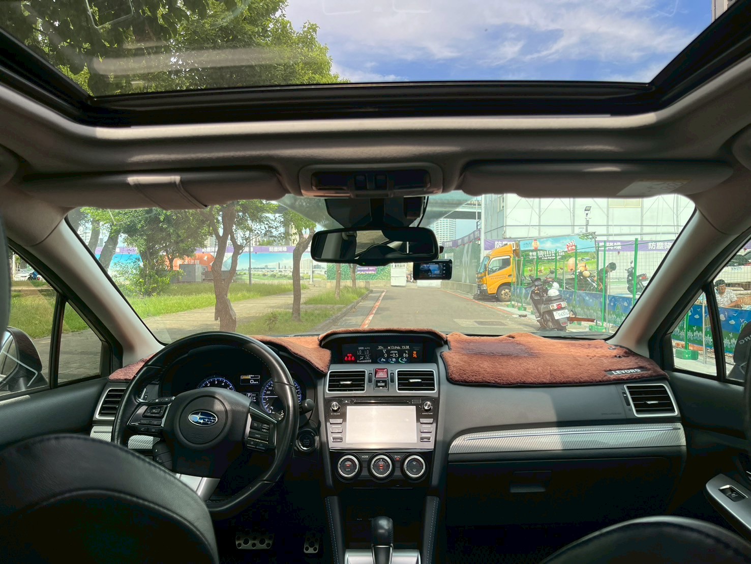 Q:Levorg 原廠認證中古車收購價高嗎? A:基本上我覺得是不用給原廠收了,官方網站只有放八台庫存,感覺根本放推狀況!直接找外面二手車商吧! Q:Levorg 自售好賣嗎? A:難度偏高,除非2.0、白色、有Eyesight或許有機會!但非這個條件的話,連車商都不多人敢收。 Q:Levorg 保養維修貴嗎? A:保養成本是高於其他日系車,尤其水平對臥引擎維修困難、加上高里程容易故障!萬一真的出大問題,是非常麻煩的。 Q:Levorg 保值嗎? A:折舊率非常高,8年車幾乎收購價都砍新車價一百萬了! Q:Levorg 二手值得買嗎? A:如果買二手的話可以考慮,例如17的Levorg和17的Camry差沒多少錢,可是駕駛體驗、舒適度好上不少。 Q:Levorg 妥善率好嗎? A:妥善率不到爛,比歐系車好一些。主要比較常見就是冷氣出問題,大概就是繼電器、壓縮機居多。如果沒亂操車的話應該是不會很糟!