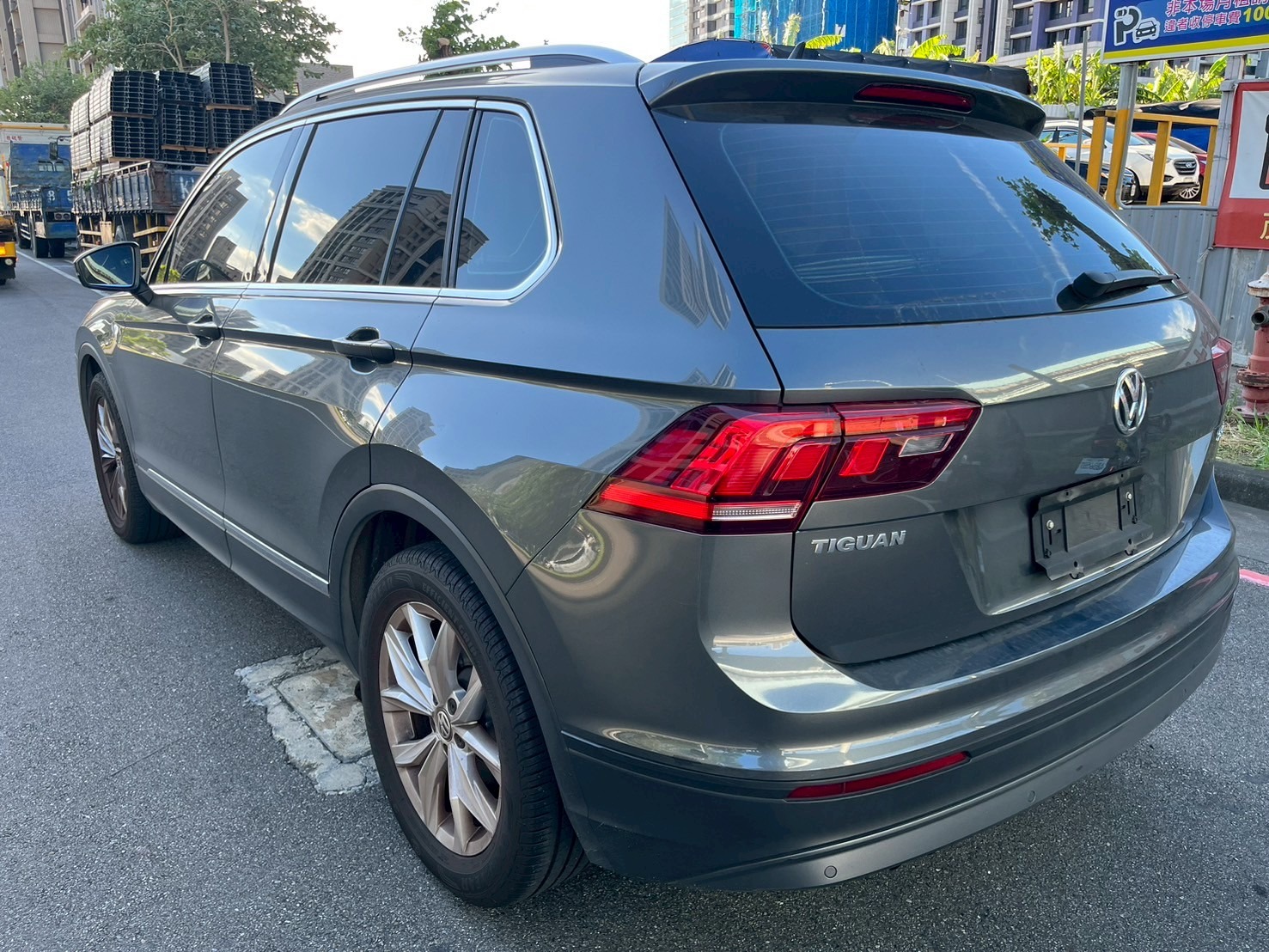 Volkswagen Tiguan常用名詞說明: 因為Tiguan車款一大堆名詞,很多車商其實也搞不懂,所以我會以17年Tiguan做範例來講解一下。 TL(Trendline): 通常為初階版本,配備單純例如17吋鋁圈、鹵素燈、無鑰匙、布椅、無電動座椅、無電動尾門、無定速或ACC。 CL(Comfort Line):中階版本,18吋鋁圈、LED燈、有免鑰匙、皮椅、有電動座椅和電動尾門、ACC HL(Highline):鋁圈和尾燈和CL不同,價格會比較高 R-LINE:類似AMG套件,會有福斯正R車款的外觀。 TSI :汽油引擎代號,渦輪增壓分層直噴!原文:Turbocharged Stratified Injection,至於330、280就是引擎代號動力,數字大馬力和cc數比較大。但330可能還比280多了四輪傳動! TDI: 表示使用柴油渦輪增壓引擎(Diesel Turbo Injection)。 ALL Space:七人座版本,空間較大 補充說明: 一般來說只要選到CL就很足夠,然後HL以上必須選 330 2.0的車款才有。
