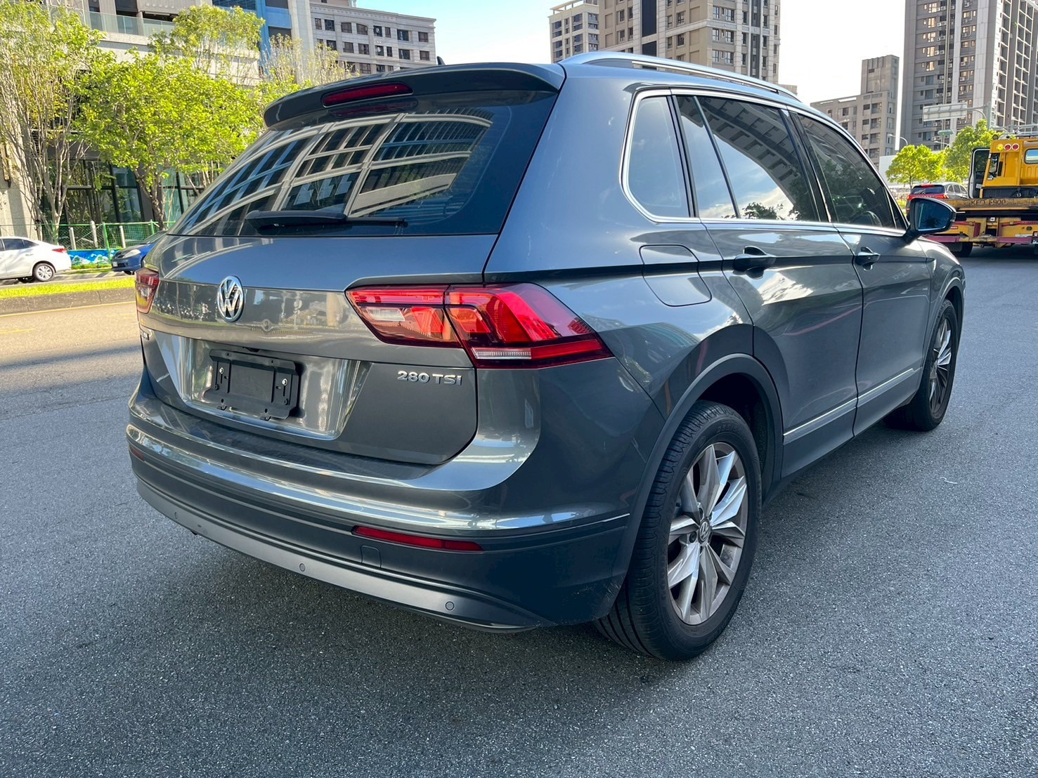 Tiguan 賣車估價重點Tiguan是一款怪車,因為他很好賣但是跌價又超級快,相較Skoda車款真的是好賣多了!不過估價要注意以下收購重點: 1.Tiguan版本: 三個原則:1.4比2.0低、柴油比汽油低、五人座比七人座(All Space)低。 尤其1.4和柴油要退權威書價多一些,然後黑白色一樣收購比較高、灰色次之(但灰色並不會很難賣)。 然後1.4幾乎都是選CL,新車只有差十幾萬但配備和TL差太多了!所以TL很少人選。至於2.0當然最好賣的通常是有R-LINE為主,。 2.變速箱: 福斯tiguan通病大概就是變速箱了!Tiguan某些車款用乾式的變速箱可能就要確認車主有沒有更換過,不然容易出現死亡閃光。 如果有修復過變速箱,車商一定是會收比較高,不然修一次就是6-8萬左右。 通常1.4大多數是配乾式、2.0比較多濕式,所以2.0的變速箱妥善率可能比較好。其中DQ500是比較不會發作的一款,但詳細都還是要現場評估!關於VAG變速箱可參考DQ500變速箱維修。 不過VW或多或少還是有些小毛病,大多數修復金額不高,除非柴油車款有積碳問題不然我重點都還是會擺在變速箱。