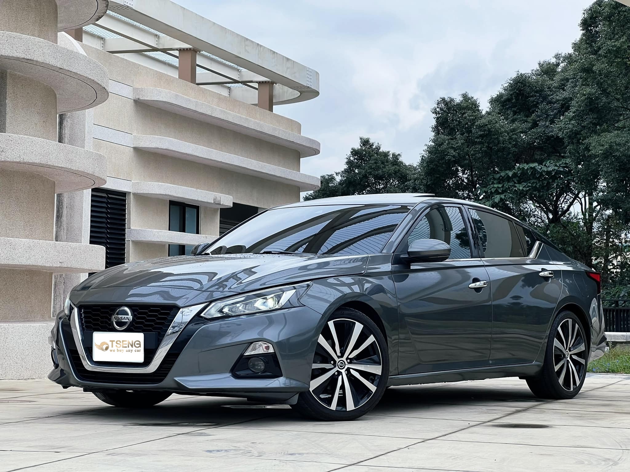 Altima:這台車我篇幅會長一點!目前算是少數車商會想加價買的Nissan車款! 阿提瑪採用的是渦輪2.0 、4缸,馬力248HP基本上有接近W205 C300的水準,外觀帥氣有質感。可惜跟Subaru一樣耍腦配個CVT變速箱。一般平價Nissan確實也只有這台性能最好,而且19年開始標配都是ACC還有Bose音響。 雖然設計出來對幹Camry,有渦輪乍看很有優勢,但新車價格其實貴太多、折舊又比豐田高,所以在當時新車賣的沒很好。可是到了二手車市場,因為這台稀少、馬力大,折價相較其他裕隆車款算稍微好一點,所以反而很強手。 雖然有些缺點,但這台確實是我印象中Nissan能賣最快的車,其他基本上都會卡一段時間。 可能就稀有加上渦輪吧、價格也不高。然後Altima 20年後似乎馬力變低、也都變成美規。但還是得說,如果要拚性能的話,隔壁現代ElantraSport和Veloster用雙離合器兇猛太多。