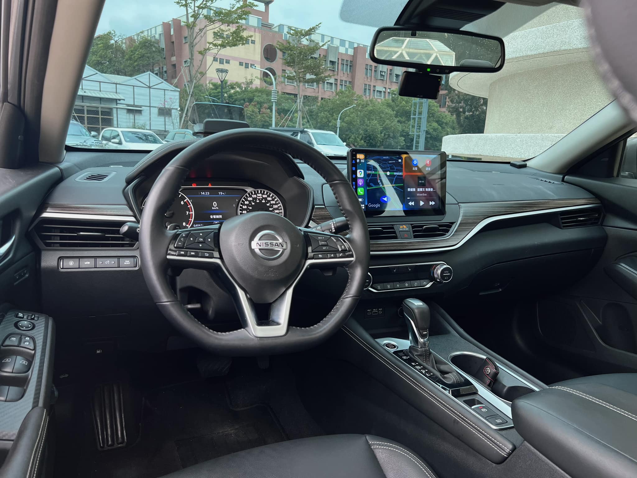 Nissan 中古車收購價常見問題(FAQ)一、如何才能得到最佳的 Nissan 中古車收購價? 選對車款吧,先避開Juke和2.0以上的車,再來就是有渦輪選渦輪~盡量保固內賣掉,這樣價格會比較好。 然後車頭不要撞到,避免不能認證! 二、Nissan認證中古車收購價很高嗎? 可參考 Nissan 官方 CPO 平台(Nissan Intelligent Choice),但基本上只收跑少、保固內的車居多~而且據說回收價格不高,整個Nissan全台才一百多台CPO。 三、Nissan二手車推薦哪幾台? 以保值性為主的話!其實我最推薦的還是Altima,畢竟這台車東西給的很足夠有bose音響又是四渦輪~如果不喜歡這台那就挑2.0以下的休旅車會比較好例如Kicks。 四、日產中古車行情表參考性如何? 基本上我覺得不是太高,本身都會低於權威價格,而且整理費通常高於其他日系車。 五、Nissan 原廠估價要錢嗎? 一般都是免費,不過有可能要開去他們那邊估價。 六、Nissan 認證中古車會有事故車嗎? 原則上比例比較低,頂多換門或鈑件。 七、Nissan二手車價好嗎 以日系車來說很不好,其中Juke是特殊存在所以行情最差~另外就算是較多人喜愛的B18,同年份收購價格還是輸Altis和Focus五門。 舉例B18好了~這台定價20年最低配是78.5萬、權威剩32 Altis20年新車最低配72.5萬、權威還有38 。還不說Altis很多時候能接近權威收購、仙草幾乎都退書收。 你就知道實際收購價差10萬都很正常,但買新車便宜你6萬 !等於你新車賣比人家貴、跌價比人多、維修也比人多、油耗比人多,動力呢?也軟軟的。 那會買這台二手車的人,多半就是二手價便宜和外型帥!其實蠻多89會來問這台。