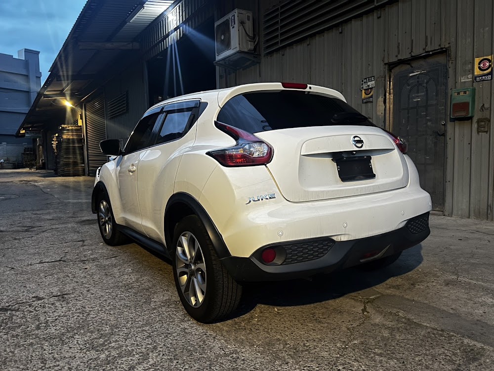 Juke這車其實行情非常糟糕，大概Nissan最爛的，這台我會寫的篇幅很長~因為太特別了。 ​ Juke我真懷疑名子取錯是不是叫做Joke，先說我還是可以收購但真的不會多高價，這車大概有4個嚴重問題就是: ​ 1.Juke外型不佳 ​ 大概有90%以上的人覺得這台車不好看，而且做一個雙門仿Coupe的外型很不實用。光是外觀大概就很難賣了~更慘的還在後頭 ​ 2.Juke看似國產車實際是進口車 ​ 這台是少數從英國Nissan進口回來的，所以你的零件常常缺料就算了，維修保養根本不是國產的價格，而是進口的價格。 ​ 喔對了一代當初渦輪版還賣到100多萬呢，然後配個cvt一樣不知道加三十萬買渦輪幹嘛。 在當時我買cx5都還比較爽，空間大保養維修又更低。 ​ 3.Juke空間非常小 ​ 我以前收過幾次，我記得空間很小應該比cx3還小~ ​ 4.Juke收購價很低 ​ 因為上述原因~二手車商看到這台都很不爽，因為大家都知道花錢整理成本高還可能很缺零件~還難賣的要命 如果NA引擎2015年的話我大概都出10萬以內，渦輪的話可能高一點點但也就一些。我之前賣一台juke零件車有30個以上的人來問我，你就知道這台連殺肉零件都找不到。 ​ 我甚至覺得收福特都還比這台安全，如果有三個字能形容這台車大概就是[貴、醜、小]