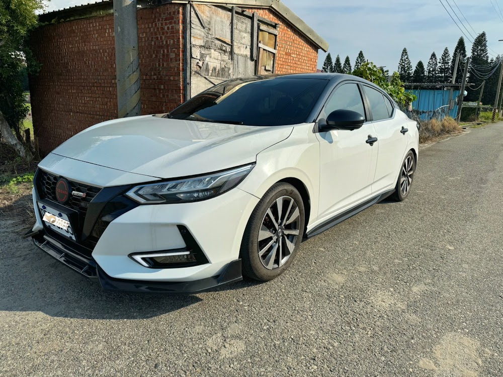 Nissan 收購價提高的秘訣Nissan 收購價提高 1-買對車款和版本: 基本上大概只有Altima、Kicks、X-trail、B18仙草、Tiida是我覺得保值性稍微好的,尤其是Altima。其他的話特別是Juke可以說是慘不忍睹。 但Nissan除了Juke之外也不用堅持太挑車,只要是2.0以內應該折舊都差不多慘、2.0以上的是慘上加慘。 Nissan 收購價提高 2-選對顏色: 老話一句就是盡量黑白色,通常白色會讓車商比較想收高價。但Juke的話顏色就隨便了,反正本來就收不高。 Nissan 收購價提高 3-里程會影響價格但要看修過什麼: Nissan的里程高不見得難賣、里程低不見得好賣~這是一個很奇特的現象 Nissan因為蠻多變速箱都有問題例如B17 如果你跑5-6萬公里,反而人家不想買~因為大家都知道你變速箱應該還沒修過。 如果有變速箱通病的車其實你跑到10幾萬再賣也沒關係,重點是你跑這里程大多數都修過一輪~ 所以Nissan跑多對車商來說會有一個狀況就是會賣比較低但比較好賣,跑很少會收高一點但不見得好賣。 這是其他品牌比較少見的狀況,應該說大家都知道Nissan零件壽命短,所以跑多大概都換了不少東西~再接手比較不傷。但如果跑少基本上接手就變成車主要花不少錢、又買的貴。 意味著車商收Nissan里程低不太會出高價怕要整理、里程高雖然價格會低,但反而不會扣錢~所以開Nissan你跑多反而沒什麼差別,大概都換過一輪了,車商比較不會扣待修費用。 這樣的里程影響邏輯很異於其他日系品牌,例如雙田跑少大家搶著要、跑多也不用怕。 Nissan 收購價提高 4-發生事故容易不可認證: Nissan有不少車輛盡量是不要車頭有損傷,有比較高的機率不是單純扣換過鈑件的錢、而是直接變不可認證的錢。 基本上Nissan有些車例如B18水箱支架設計的比較前面,如果輕微碰撞大概就變成支架換過導致不可認證!我以前都以為能過認證,後面送幾台通通沒辦法通過! 雖然不是全部都這樣,但遇過不少台的設計導致很容易換到水箱支架! 所以Nissan事故車有蠻高比例容易被收的很低,主要在於同樣的撞擊,別人可以當作認證、Nissan的車會比較高機率被當作不能認證,這也是比較要注意的地方。 Nissan 收購價提高 5-賣車前請先整理過: 基本上Nissan如果有完整維修的工單會比較吃香,最起碼車商不要花錢整理就不太會亂扣錢!最怕是那種完全沒提供的~ Nissan 收購價提高 6-不要被扣牌: 我認為Nissan跟Ford都算是比較不耐放的車種,放久了就容易壞~所以我收扣牌Nissan都會多抓整理費~所以建議Nissan車主不要被扣牌,會收的比較低。 Nissan 收購價提高 7-大電池是否有保固: 大多數Nissan油電車比例比較低,還是簡單提一下少數像Kicks 1.2 epower過保因為電池關係應該會收蠻低的~聽說高達10-15萬包含模組。 Nissan 收購價提高 8-不當營業車: 很少數很少數的Nissan會被當營業車,我有幾次搭過Nissan 的 Uber~基本上品牌光環導致收購價就不高,如果再掛營業牌本身就更低以外,整理費應該會花不少(畢竟Nissan零件消耗比較快速)。