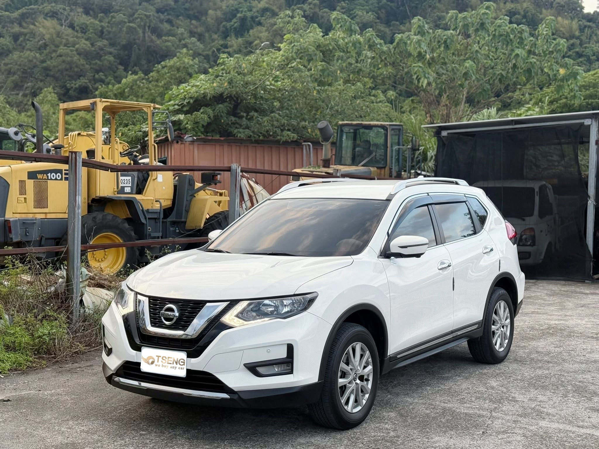 2.Nissan中古車車況 :其實Nissan二手車況普遍待修的東西都是小毛病居多,零件來說的話老化比較快,大概都是壓縮機、三角架、引擎腳之類的項目(尤其B18感覺零件壽命更短)。 但你說要花到真的很大條倒是沒有~不過這款車我比較會特別查小毛病,也不用太擔心扣的錢不會那麼多啦!除非是B17 Sentra才會特別要變速箱工單。 3.Nissan保養維修工單: 如果有換過引擎腳、三角架這些比較大的耗材會有加分效果,另外B17 Sentra我是一定會要求變速箱維修工單,沒提供的話我基本上就先扣除三萬~因為我常常接手B17然後變速箱就掛了。 4.Nissan里程高低: 里程高的Nissan一定收比較低~但通常初代的都還蠻耐開例如Teana。但這品牌的二手行情本來就差了,所以跑多的多半收購價都很淒慘。本身就沒很好賣、如果還高里程那真的更困難 5.Nissan賣車必須挑對車商 大多數專做國產漂亮的二手車商應該都能夠收Nissan,你要注意的是他們很多都是收保固期內熱門車款例如B18 Sentra、X-trail、Kicks。 如果你的愛車比較不優,很多車商就不敢收特殊例如Juke、B17 Sentra甚至Teana 2.5以上,但這些都是小曾車庫能收購的車~當然如果車況漂亮我們也能高價收。 6.Nissan賣車方式 :自售或車商 基本上Nissan自售的話大概就是一線車款:B18 Sentra、Altima、Kicks、X-trail(撇除2.5) 機會比較高,但除了這些的Nissan大概自售都不是太容易,所以為什麼B17、Juke很多都是直接賣給車商。你自售大概會賣的很痛苦! 7.Nissan中古車行情表價格: 雖然大多數品牌的行情表價格會影響收購價高低,但Nissan比較不那麼絕對~例如Juke雖然行情表價格偏高,但實際收購價落差很多 基本上Nissan的權威價格本身就比雙田略低,加上收購價又都是和權威價有差距,所以行情表可以參考只是很難很難會接近上面的數字。 如果是雙田的話,優質跑少的車追到權威價是有可能的!所以兩者的收購價差距真的不小!