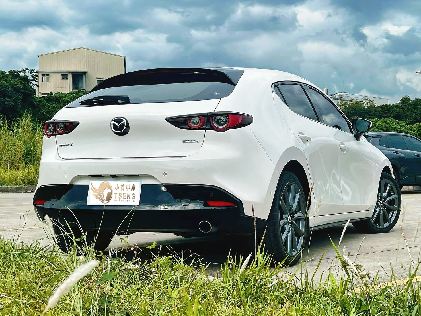 Mazda中古車行情和品牌介紹Mazda在台灣中古車市場一向有穩定的行情表現。整體價位普遍高於「雙田（Toyota、Honda）」與「日產Nissan」，屬於日系車較為高級的品牌。 馬自達的外觀設計和安全性一直是品牌強項，但也因為油耗、零件價格、稅金等因素，所以市占率還是略輸雙田。 ▋馬自達品牌介紹 ​ 雖然Mazda算是日本車二線品牌，但多數比Nissan、三菱好賣。 ​ 早期的馬3確實是不太優，除了國產以外還配2.0、2.5，稅金比較大也沒跑多快。這類老馬3到現在幾乎都是出報廢價去收~然後在以前太多89開老馬3，所以這些二手車車況多半爛的要命。 ​ 但魂動後的各車系其實我覺得都蠻好賣，買的89也變少(大概都跳去CLA 、C300)。歸功於馬自達設計車款真的是帥、內裝也有質感、開起來也舒適，當初的新車定價也是超便宜~ ​ 馬自達還有一個敗筆就是排氣量都很怪異，常常出什麼 2.5不然就3.3。都是那種多一點、稅金卻繳更多，給人感覺就是賭爛(這也是因為日本的排氣量設計)。 ​ 馬自達也是少數紅色、藍色比較沒扣這麼多錢的品牌，畢竟顏色的質感就是比其他品牌帥。 然後補充一下魂動紅雖然要加價，也是招牌色，但車商收購時不見得加價!說實在紅色還是沒比較好賣，只是比其他品牌的車好賣些 ​ 簡單來說 15年後的馬自達只要是汽油多半都算好賣~所以車商多半不太抗拒馬自達比較新款的車 。 ​ 我個人認為妥善率中間、安全性高、維修略高，基本上最大優勢就是帥跟質感，完全是外貿協會的品牌~對比Toyota 、Nissan整個觀感就是完全不同~ 不過近期馬自達因為還是使用NA引擎、詭異排氣量然後也沒特別開發油電技術，所以我覺得市占率是越來越差了。 反正馬自達市占不高的4個原因大概就:[稅金、空間普遍較小、沒渦輪、耗油]