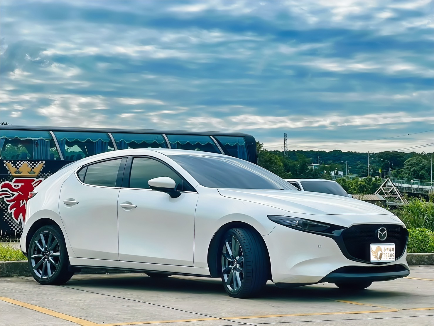 身為最熱門最好賣的馬3,介紹篇幅會比較多!首先一個重點馬3跟Focus一樣,四門價格會比五門低價許多! 馬3如果是早期微笑馬3基本上車商看到都笑不太出來!尤其四門的行情很糟幾乎不輸Focus,大概都收沒幾萬元。然後2.0和2.5價格都很淒慘、問題也不少。 但早期馬三其實2.0賣比1.6好,主要還是配備差很多,2.0有定速、恆溫、天窗~然後以日系車來說的話,妥善率沒有到很好、消耗品不太耐用、油耗很糟糕 至於魂動馬3是最熱門又最好賣的車款,尤其3代和3.5。 在當時超低曾經2017年新車只賣69萬多還給你6氣囊、多連桿、末期還有標配LED燈。 一個新車價接近ColtPlus的車可以給成這樣,而且還是日本進口車!算是當時台灣車界的傳奇。撇除2.0稅金高以外,大概也沒啥缺點,外觀帥開起來也爽。 但在4代馬3反而又開始走下坡幾乎沒改什麼,售價提高、空間一樣,又改成扭力樑。 加上四代Focus在新車性價比好太多,一堆人跳去買四代Lommel、帥就算了還給你渦輪~稅金也才1.5!競爭對手變強的狀況下,自然四代比三代的銷量就插上不少 只能說四代馬三剛好沒太多進步,其他廠出的車又特別猛,還不說一堆人跳槽去電動車。 所以你會發現4代數量少很多,我自己經驗也沒有魂動好賣就是了!簡單來說這車是好車也很好開,就是出現時機有點差~剛好價格又變高。