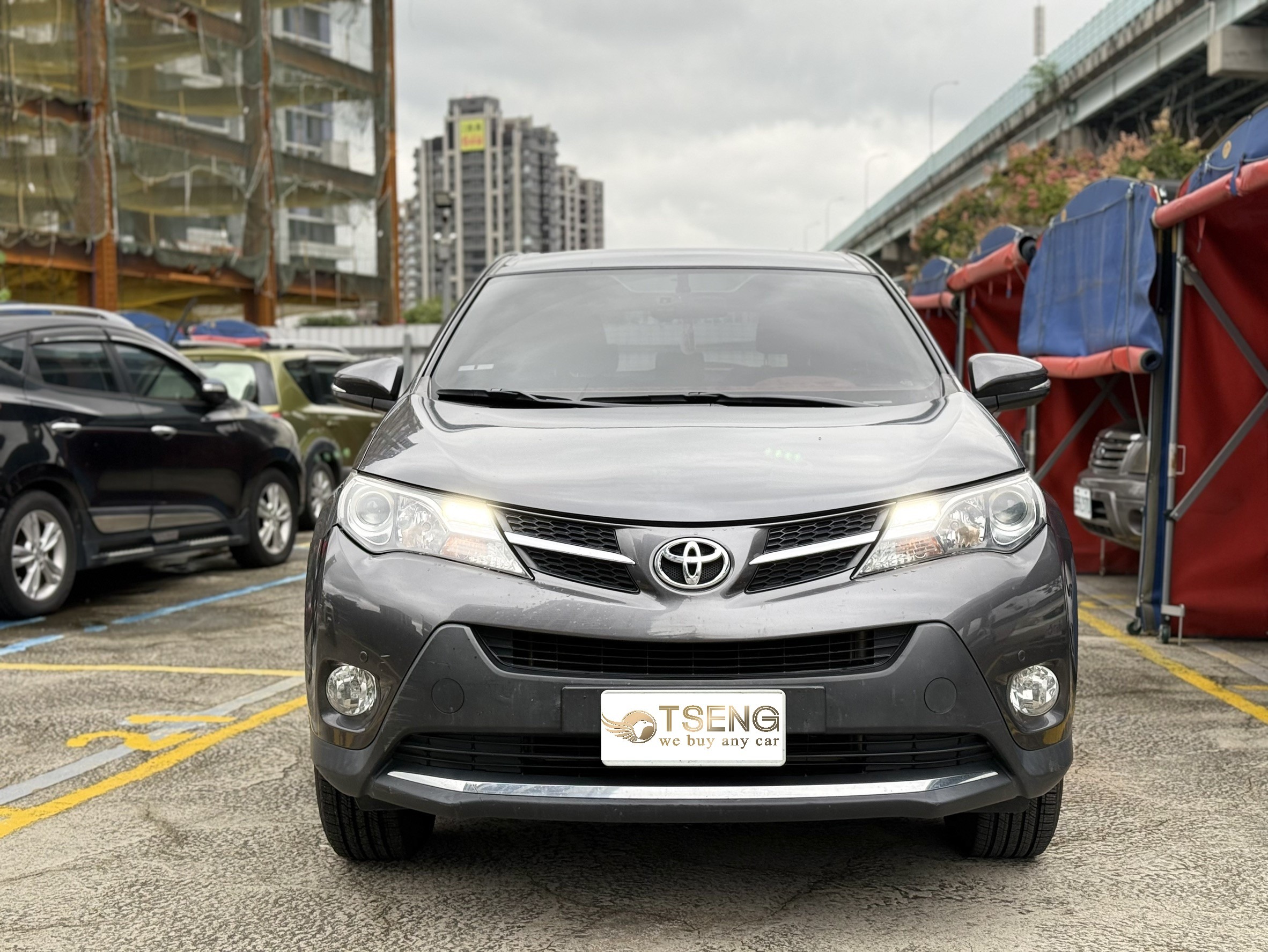 ABC好車網小曾使用心得:其實我是好幾年前用的,基本上我自己覺得效果並不是很好。 除非你有玩到不二價車行或者原廠或許比較好一些,對於個人賣車來說幾乎是不太容易。 在這邊幾乎都被原廠佔據了,連推薦車商都幾乎是Lexus、Toyota原廠。 如果要砸錢來說的話,8891、Yahoo還是比較好。