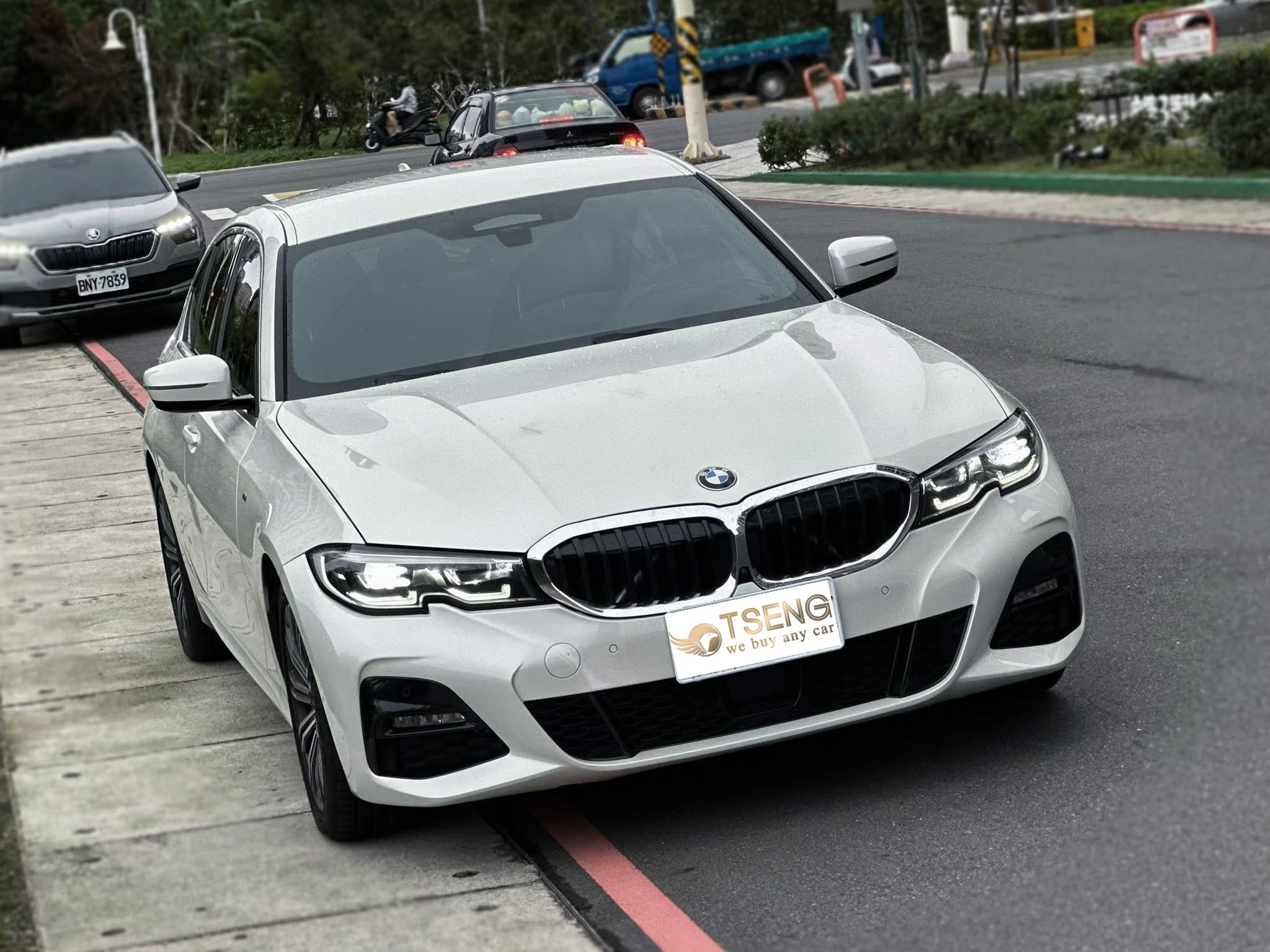 5種動保/車貸中的賣車方式1.自己結清後再賣車 通常我都建議這樣,因為這樣約現場看車當天就能辦過戶比較快速些。也有一些人跟親朋好友提早借錢結清,不過多半是少數。 2.請車商收購並協助處理貸款 基本上車商都可以幫你解決,如果貸款餘額比車價高,只要你能拿出差額都可以處理。 但要注意多半會隔幾天才能過戶,因為動保設定解除需要時間。有遇過一兩天就好的、也有遇過一周才解除。 如果你很在意車商過戶的速度,就建議先自己結清。 3.賣權利車 如果你貸款超級多也沒能力負擔差額,賣權利車是一種方式但不太安全。名下財產都還是你的!後續的罰單、稅金、法律糾紛都會扯到你~ 而且多半收的價格比報廢好一些而已。通常要跑路的才可能這樣賣~建議還是不要賣啦,詳細參考權利車的兩三事。 4.動保報廢 小曾車庫有做動保報廢,雖然拿的錢很少但至少很安全~因為都拆零件了也沒辦法開。詳細請參考貸款中的車可以報廢嗎? 5.買車增貸結清 又稱為轉貸,以前找錢車找很多的時候,超貸一台車拿找錢先結清然後換車是可行的,現在因為融資成數下修就不太容易了~ 其實我也不喜歡這樣玩,因為多半越滾越大條,而且成功率也很低。 這和房屋買賣為了降低利息的轉貸其實落差很大,二手車轉貸有可能利率、月繳都會變更高。